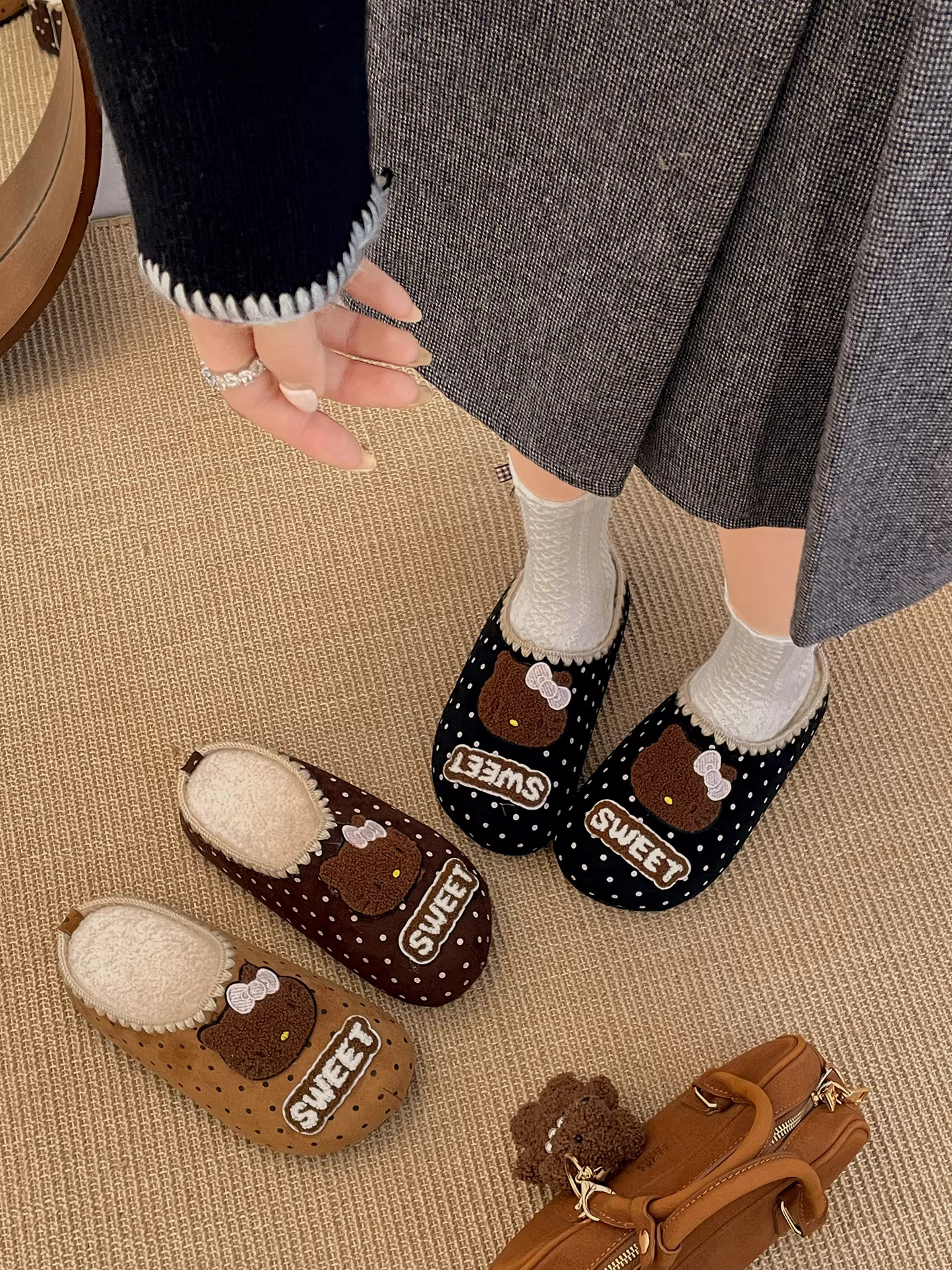 Giày nữ mùa đông 2025 kiểu Birkenstock, đế dày, chất liệu nhung mềm mại, kiểu dáng retro dễ thương, mũi kín, tăng chiều cao, chất liệu cotton.