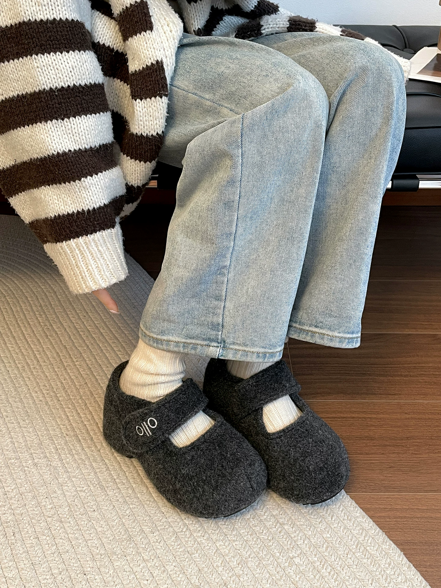 Giày Mary Jane đế dày tăng chiều cao kiểu cổ điển lót lông cừu dành cho nữ, áo khoác ngoài mùa đông, kiểu mới 2025, giày cotton ấm màu xám.