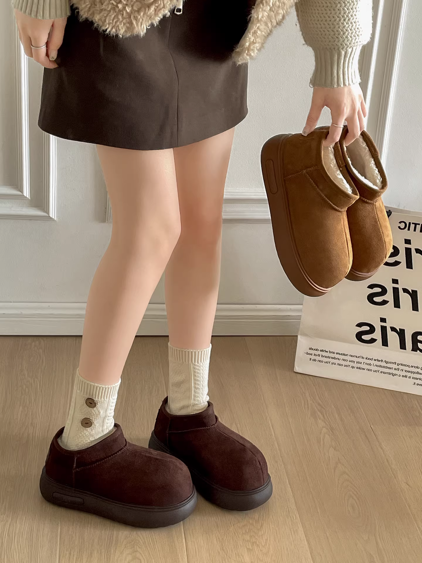 Giày bốt đi tuyết đế dày, lót lông cừu, giữ ấm, tăng chiều cao dành cho nữ, giày cotton kiểu Birkenstock lót lông dày dặn chống trơn trượt mùa đông mới năm 2025.