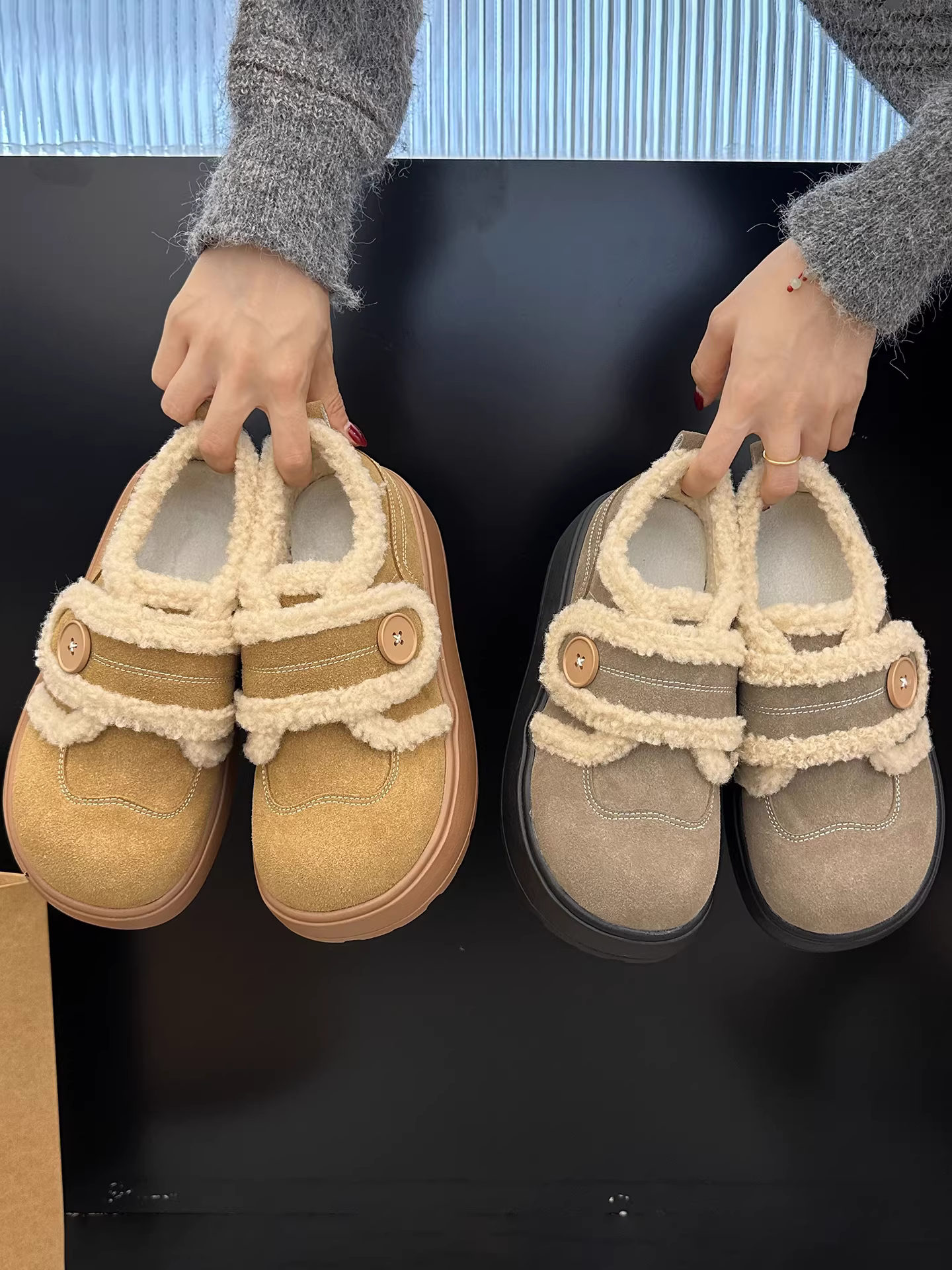 Giày bông mùa đông ấm áp, lót lông cừu, đế dày, chống trơn trượt dành cho nữ, kiểu mới 2025, tăng chiều cao, kiểu retro Birkenstock.