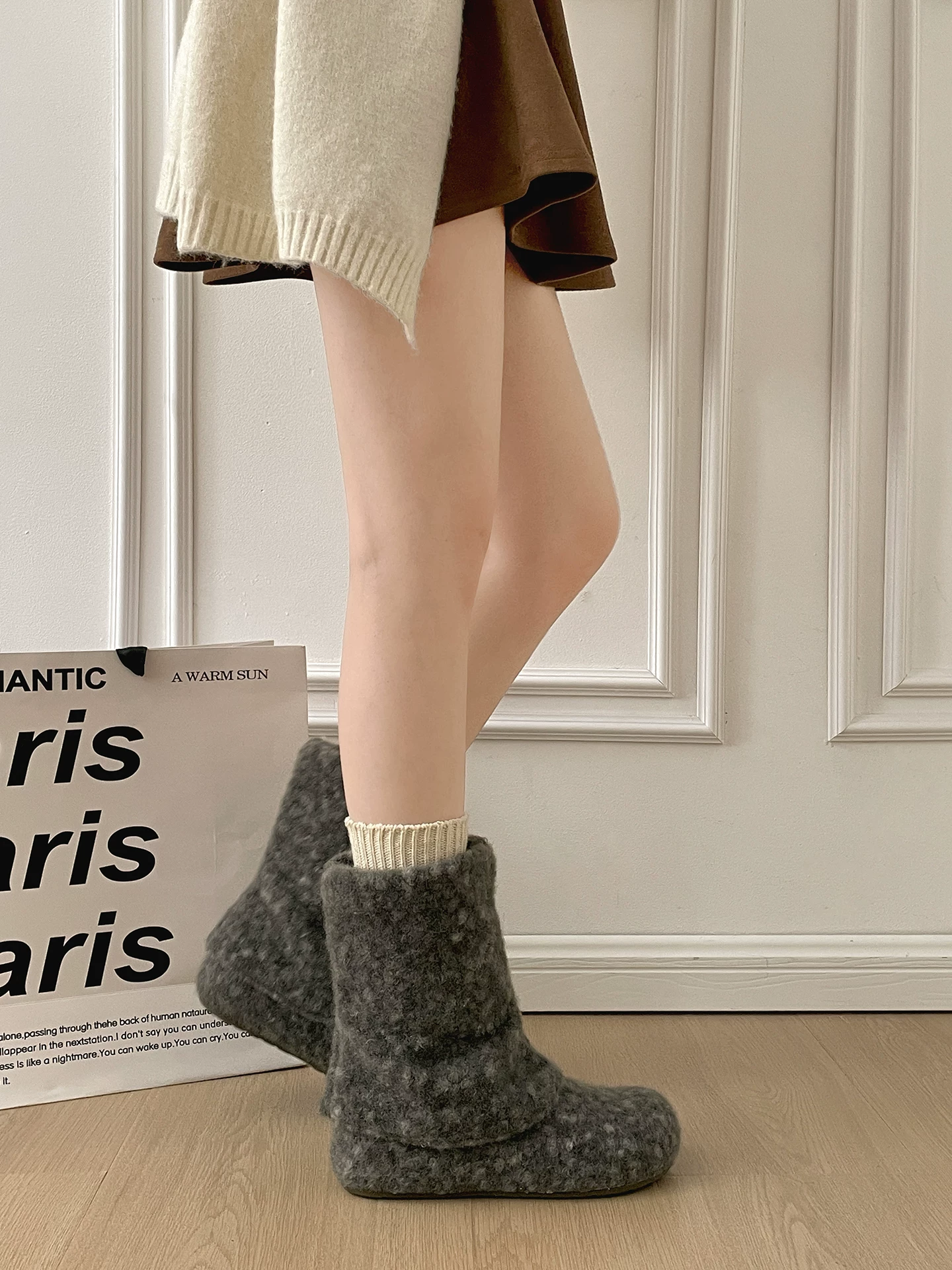 Giày bốt tuyết đế dày cổ điển màu trắng, tăng chiều cao, lót lông cừu dành cho nữ, mẫu mới mùa đông 2025, giày bông ấm áp kiểu Birkenstock.