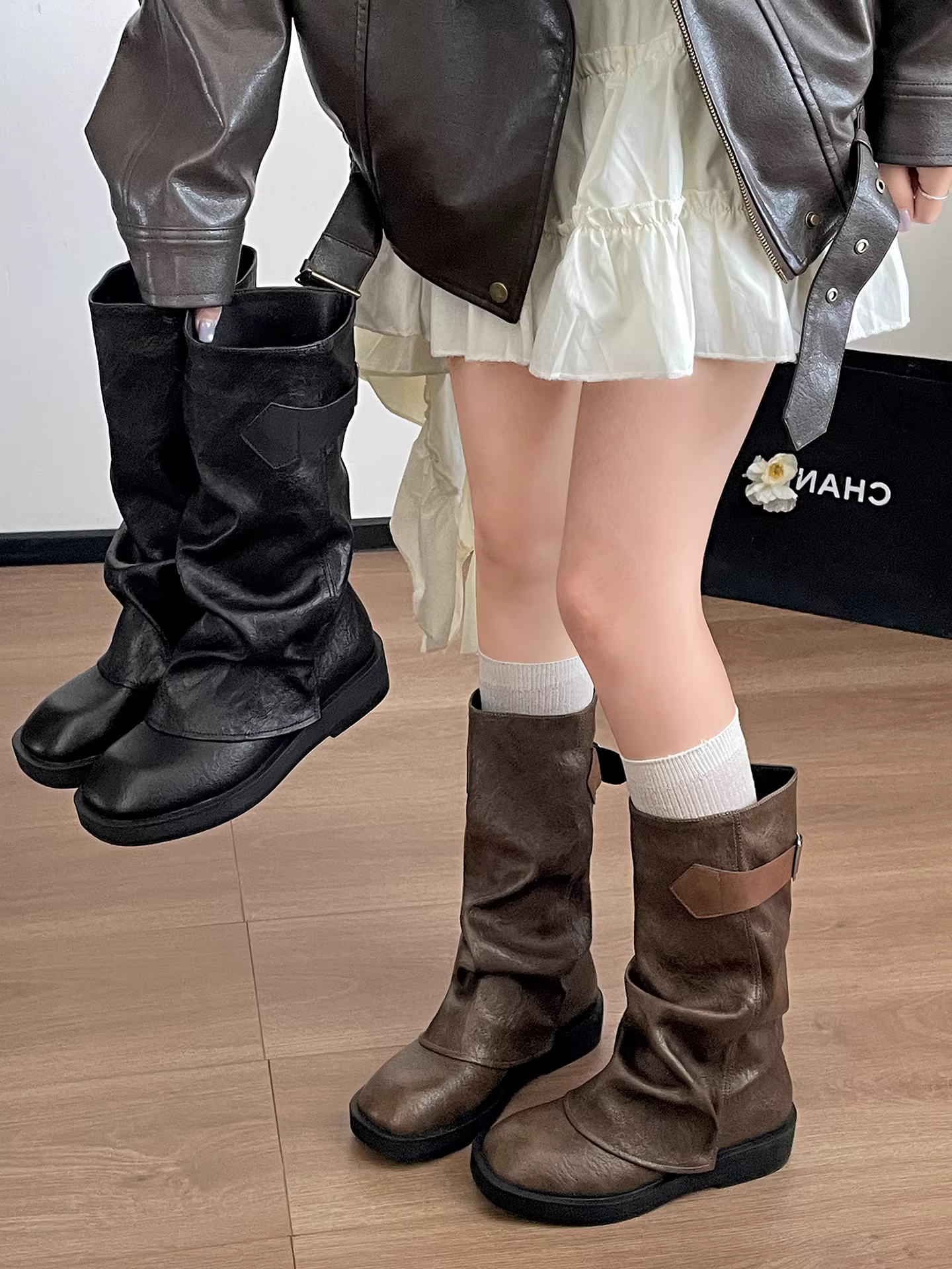 Giày bốt đế dày màu nâu cổ điển Nan Zai Nan Mei dành cho nữ, kiểu dáng thu đông 2025 mới, phối cùng chân váy giúp trông thon gọn hơn, kiểu bốt cao đến giữa bắp chân.