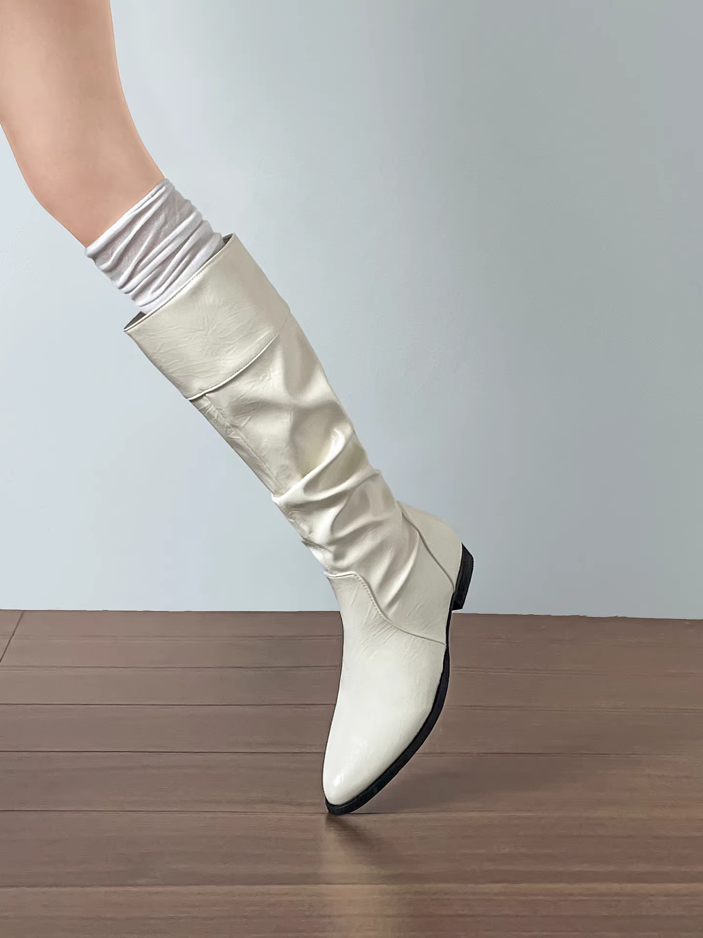 Giày bốt cao gót mũi nhọn kiểu Anh màu đen dành cho nữ, bốt dài, bốt cưỡi ngựa cổ điển thu đông 2025 mới, kiểu dáng thon gọn.