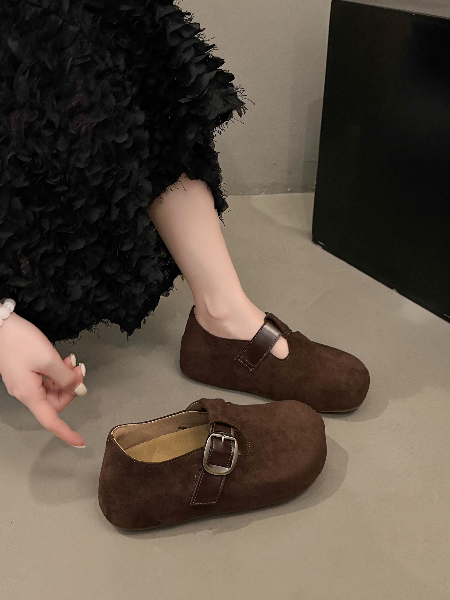 Giày Birkenstock đế dày nâng chiều cao, kiểu quấn toàn bộ, màu nâu dành cho nữ, kiểu dáng thu mới 2025, thích hợp phối cùng chân váy, giày đế mềm.