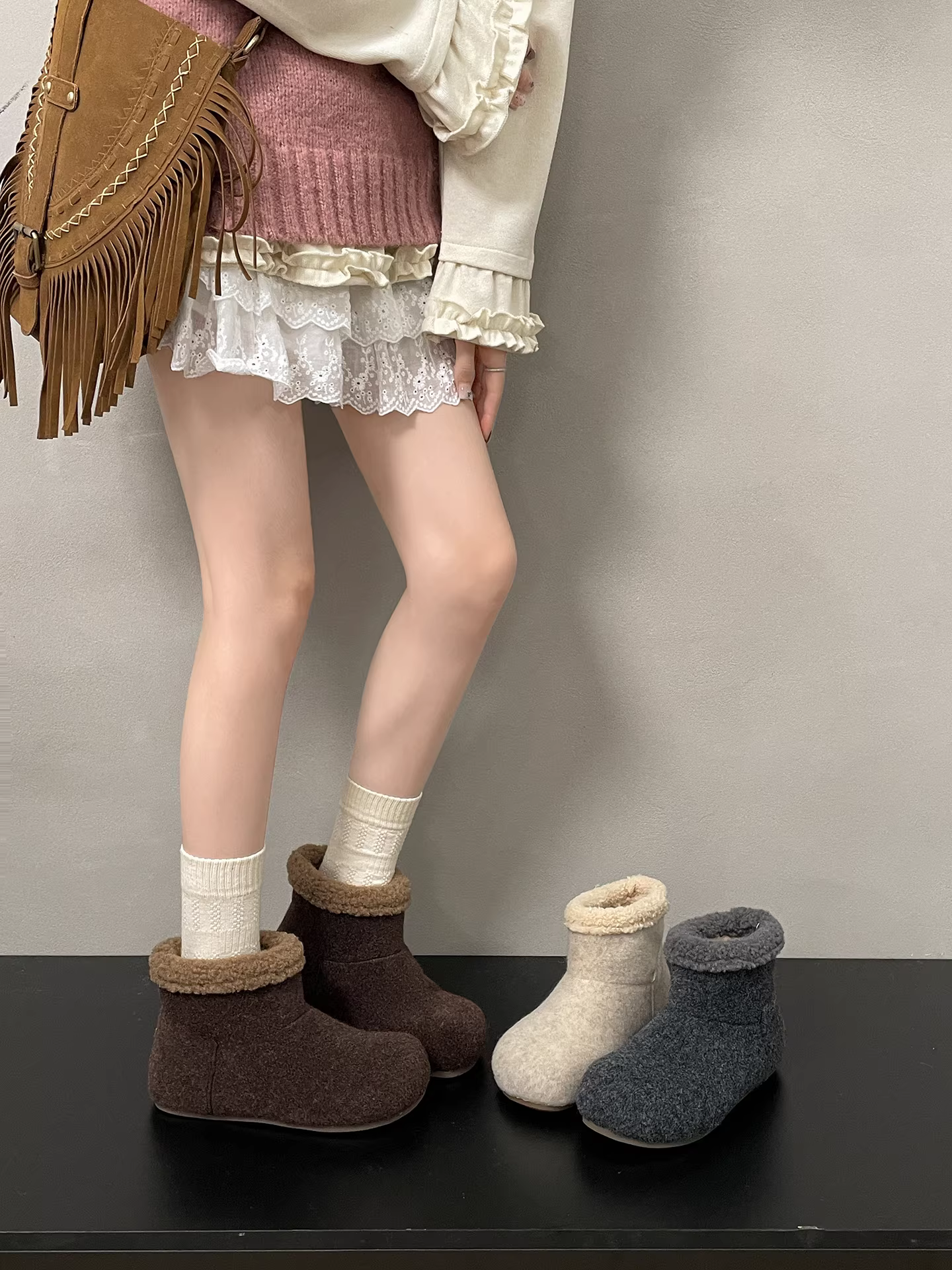 Giày bốt đi tuyết đế dày ấm áp lót lông màu trắng dành cho nữ, giày cotton kiểu Birkenstock lông xù tăng chiều cao phong cách retro mùa đông mới 2025.