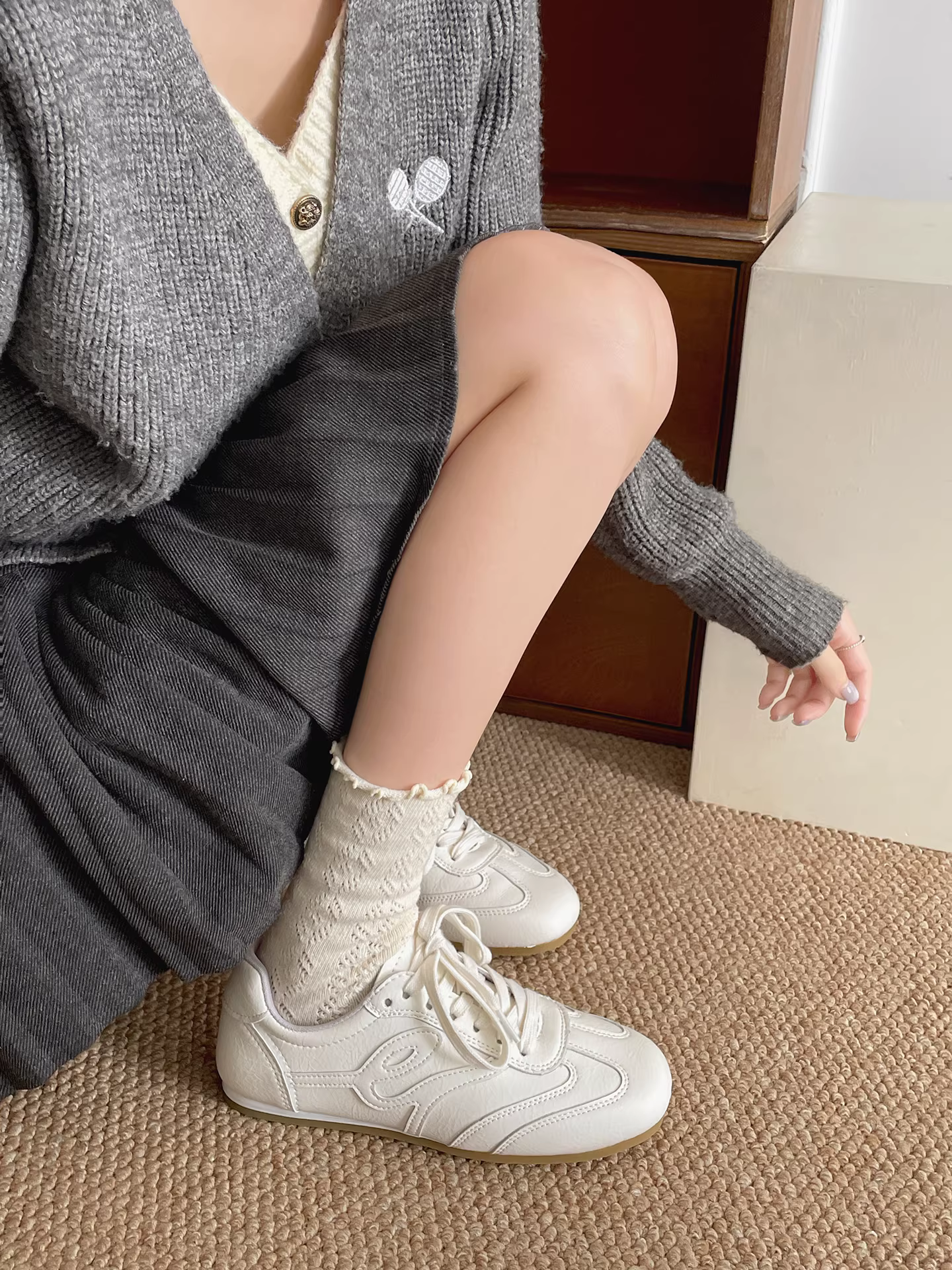 Giày thể thao đế dày tăng chiều cao kiểu retro trắng phổ biến dành cho nữ, giày thể thao đế mềm mùa thu mới 2025.