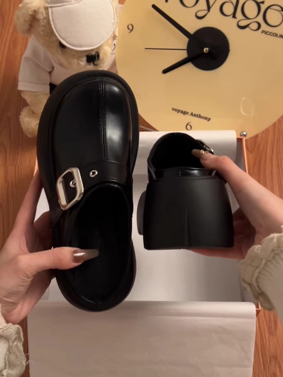 Dép sandal nữ đế bằng màu đen, mũi kín, kiểu mới hè 2025, chống trơn trượt, dễ mang.