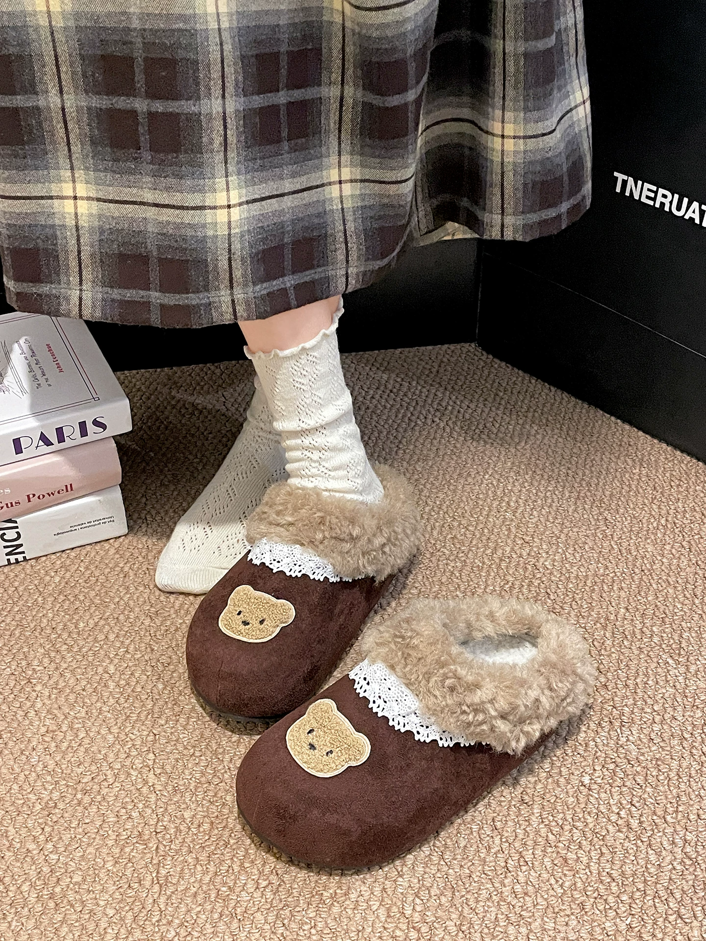 Đôi dép lông cừu ấm áp, mềm mại dành cho nữ, thích hợp đi ngoài trời mùa đông, kiểu dáng mới năm 2025, tăng chiều cao, chống trơn trượt, kiểu dáng cổ điển Birkenstock bằng cotton.