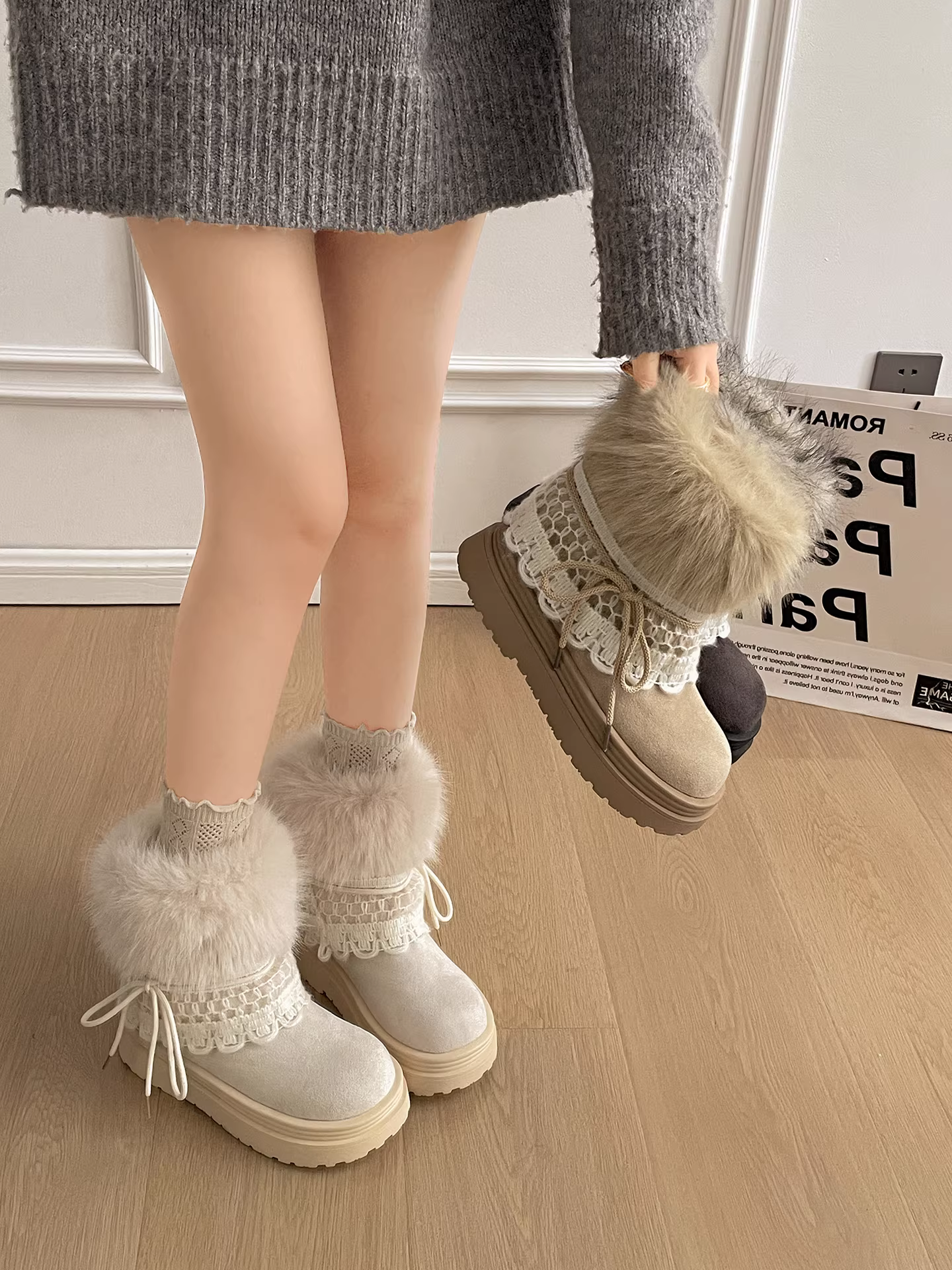 Giày bốt tuyết đế dày lót lông cừu cổ điển màu trắng dành cho nữ, giày bông ấm áp mùa đông mới năm 2025.