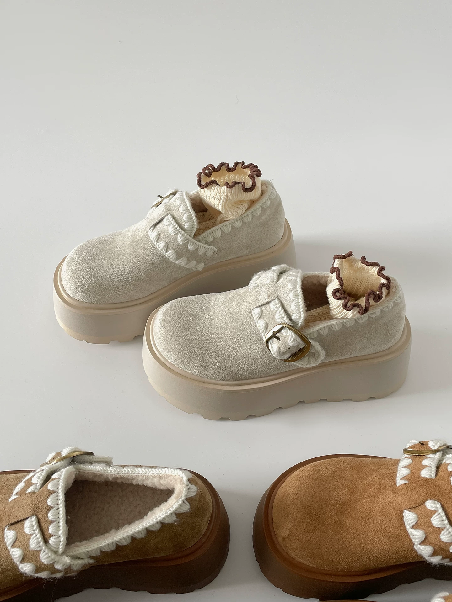 Giày Birkenstock đế dày, tăng chiều cao, kiểu cổ điển, màu trắng, dành cho nữ, mẫu mới mùa đông 2025, lót lông cừu dày dặn, giữ ấm, chống tuyết.