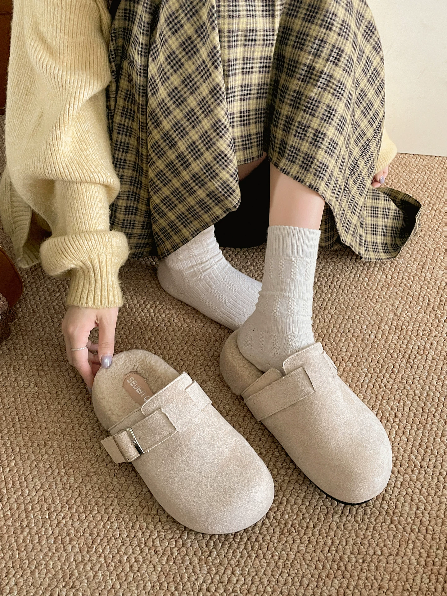 Giày Birkenstock đế dày kiểu retro màu trắng, tăng chiều cao, lót lông mềm mại, kiểu nửa dép, dành cho nữ, mẫu mới thu đông 2025, giữ ấm, mũi kín, chất liệu cotton.