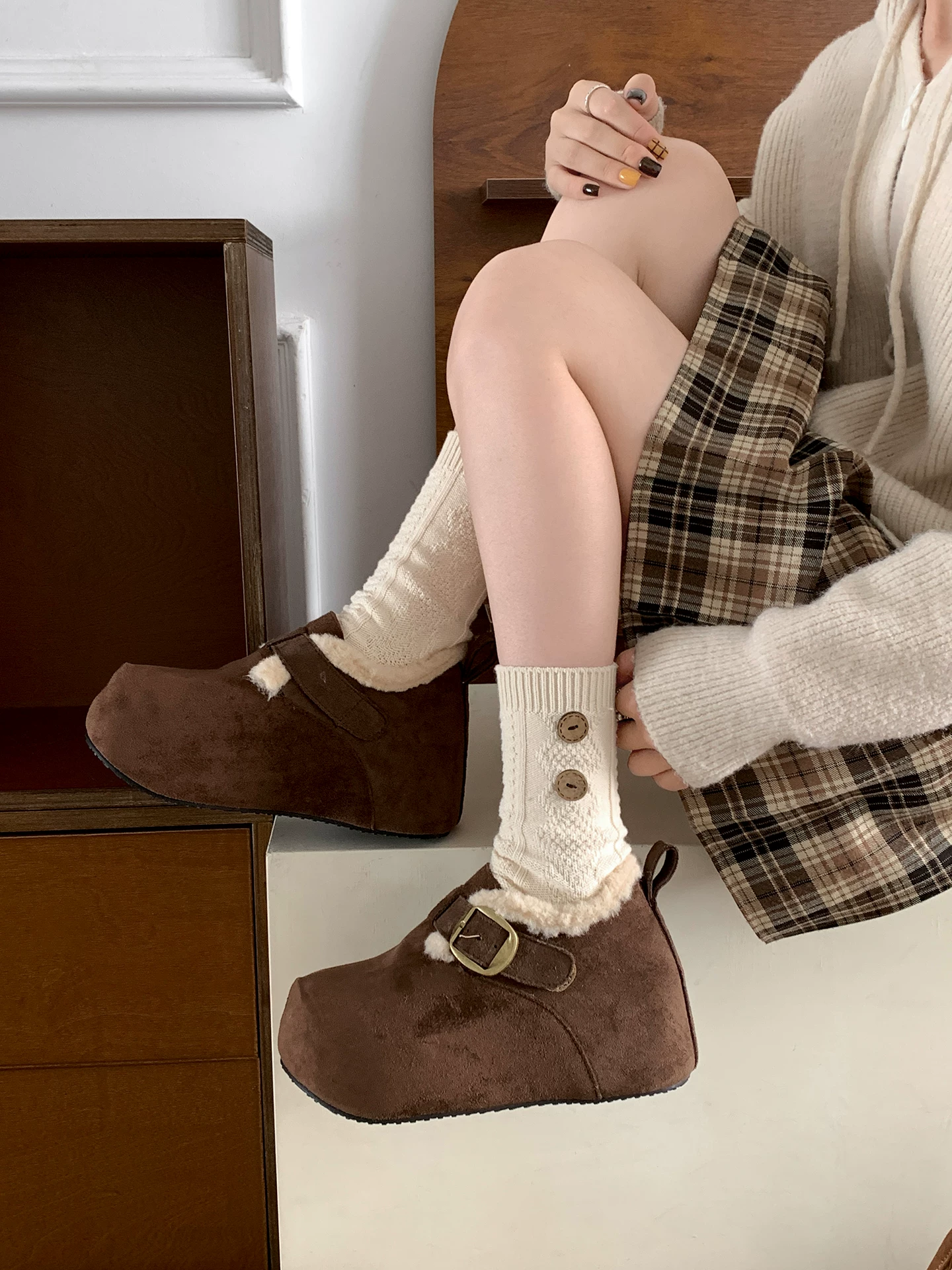 Giày bông mùa đông giữ ấm kiểu Birkenstock đế dày lót lông cừu phong cách retro Nam Trung Quốc dành cho nữ 2025.