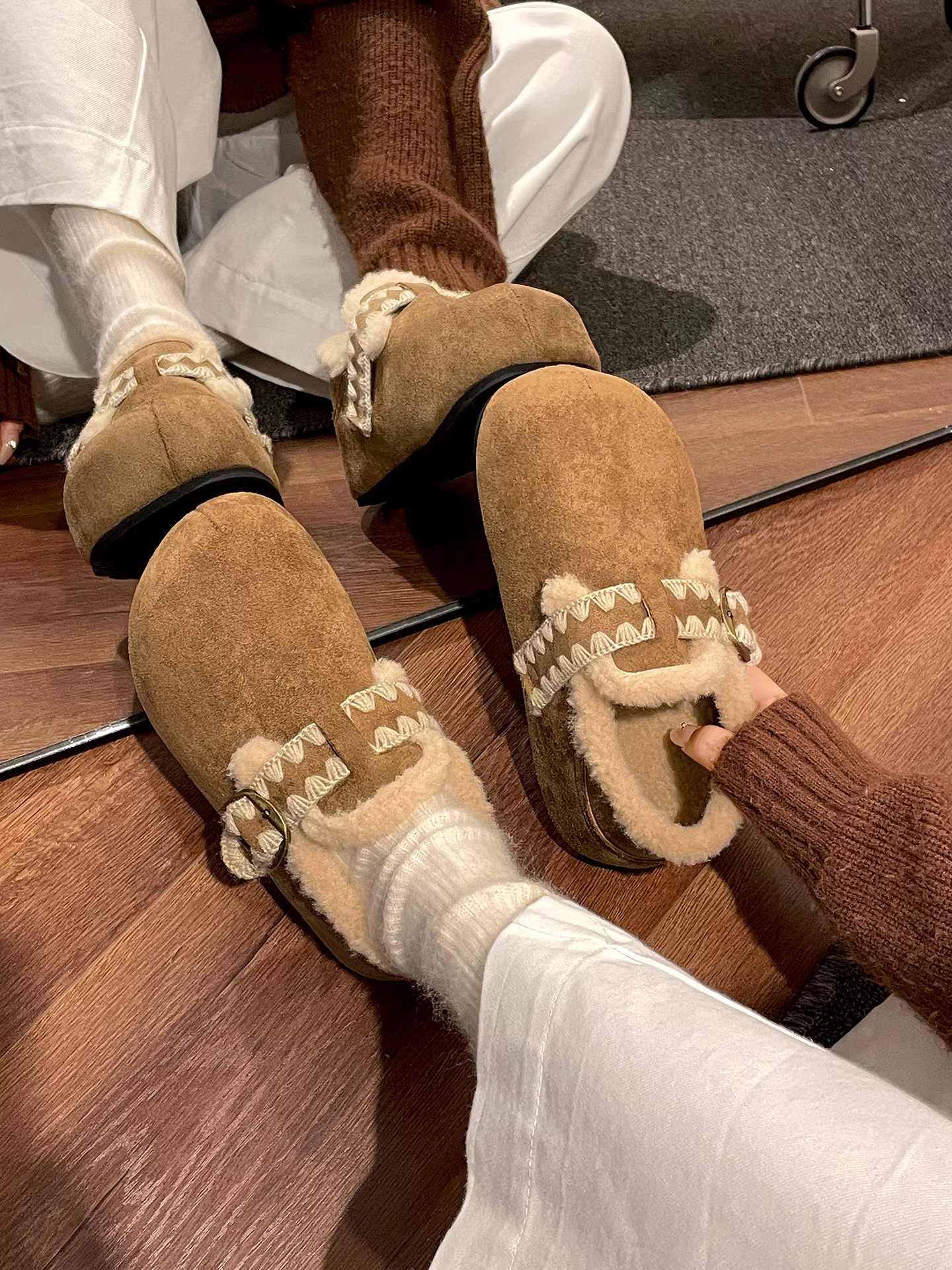 Giày nữ Nanzai kiểu retro màu nâu đế dày lót lông cừu mùa đông 2025 kiểu Birkenstock giữ ấm