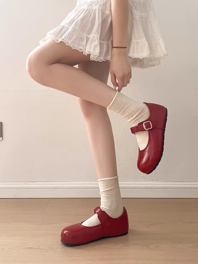 Giày Mary Jane đế mềm đa năng kiểu Pháp màu đỏ mũi tròn miệng nông tăng chiều cao dành cho nữ 2025 mới mùa thu cổ điển