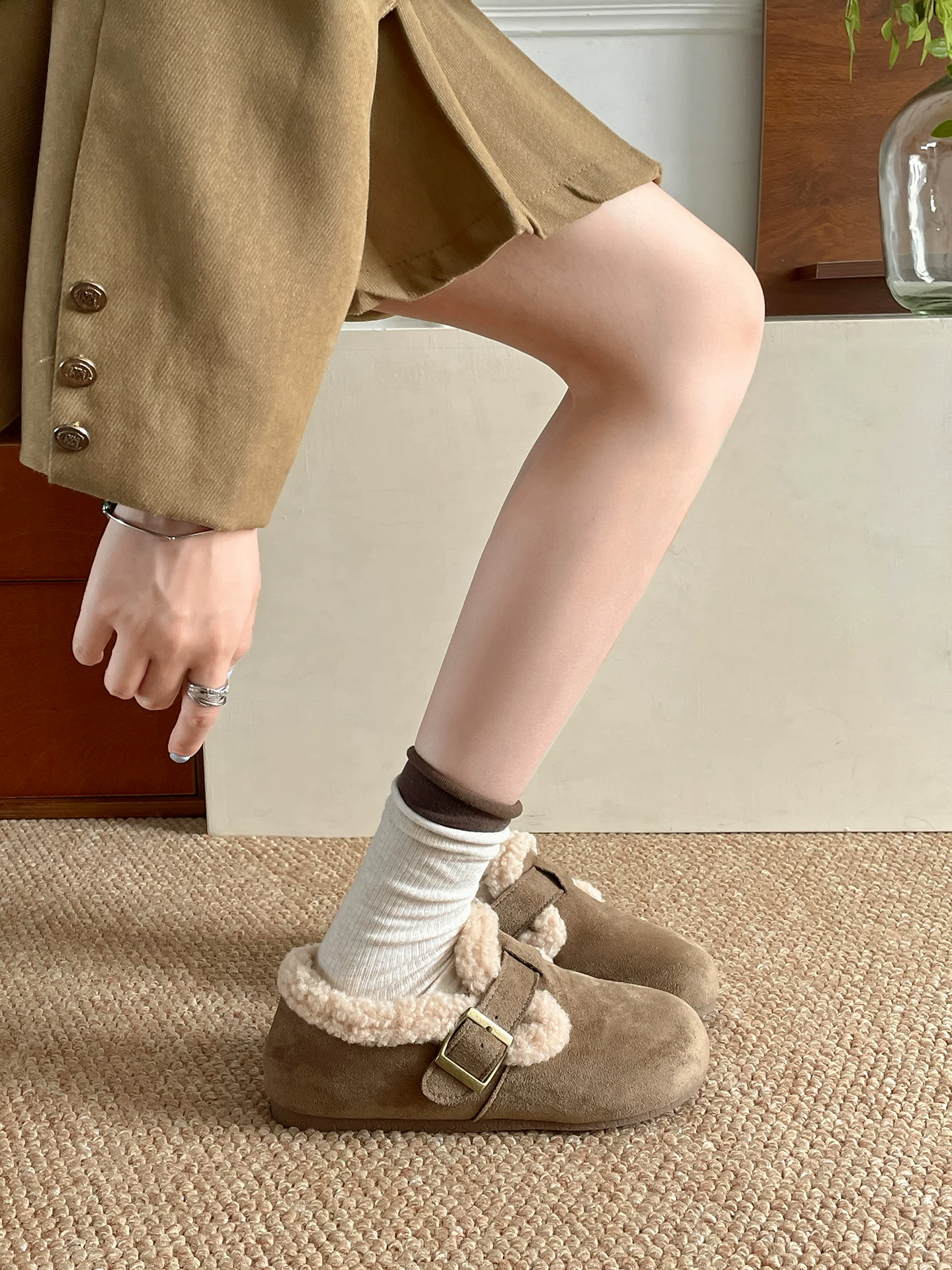 Giày Birkenstock nhung đế bằng màu nâu cổ điển dành cho nữ, kiểu dáng thu đông 2025 mới, phối cùng chân váy và giày bông giữ ấm đi tuyết