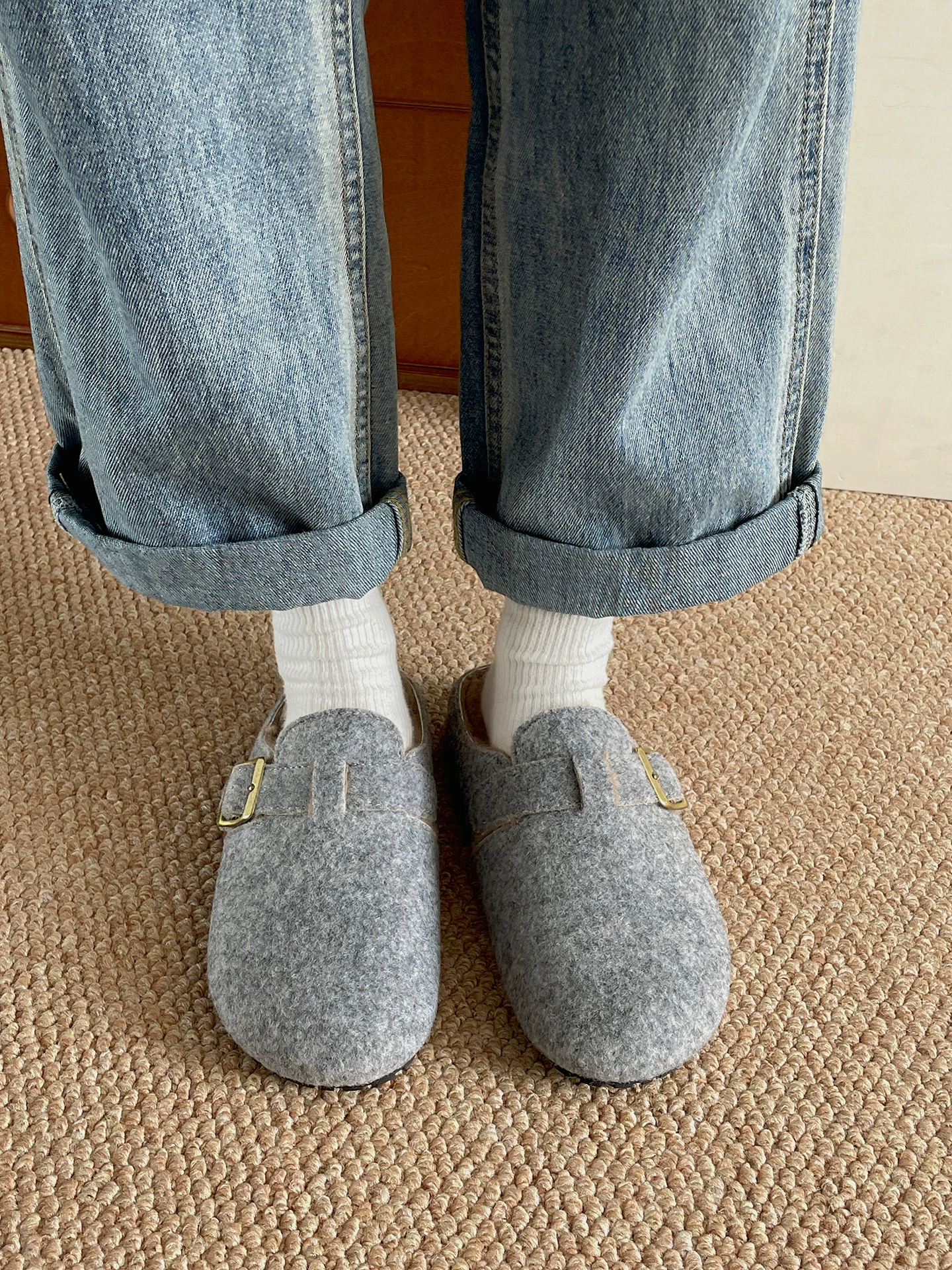 Giày Birkenstock đế dày màu nâu cổ điển kiểu Pháp dành cho nữ, kiểu dáng mùa thu mới 2025, phối cùng chân váy và dép bông nhung bảo vệ ngón chân.