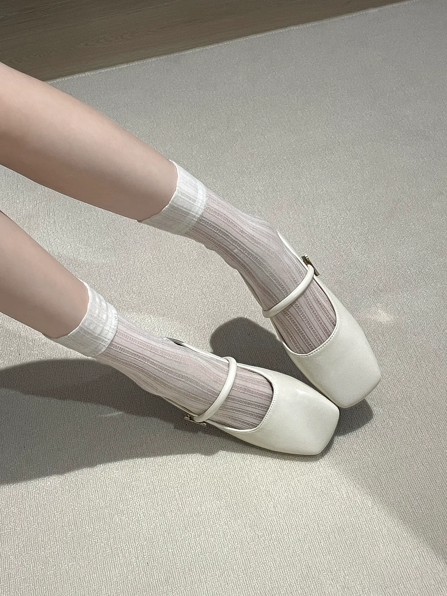 Dép bệt đế bằng mũi kín kiểu retro đen tăng chiều cao dành cho nữ, đi ngoài trời mùa hè, kiểu mới 2025, dép quai ngang mũi vuông kiểu Pháp đế mềm.