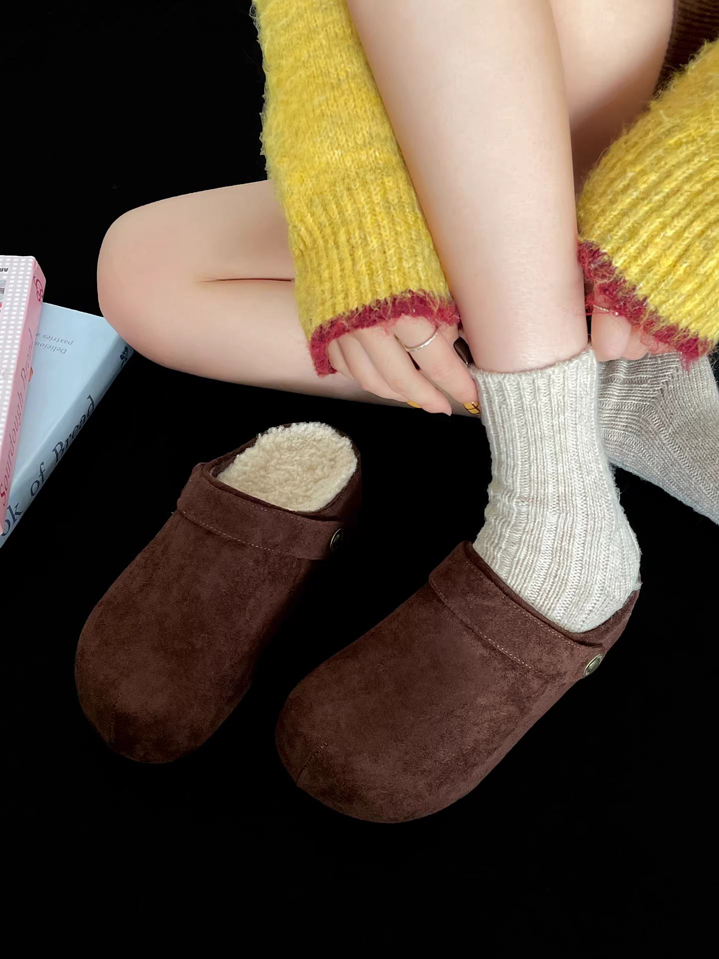 Giày Birkenstock đế dày phong cách retro tăng chiều cao, chất liệu nhung mềm mại, kiểu nửa dép dành cho nữ, mẫu mới thu đông 2025, giữ ấm bằng vải cotton.