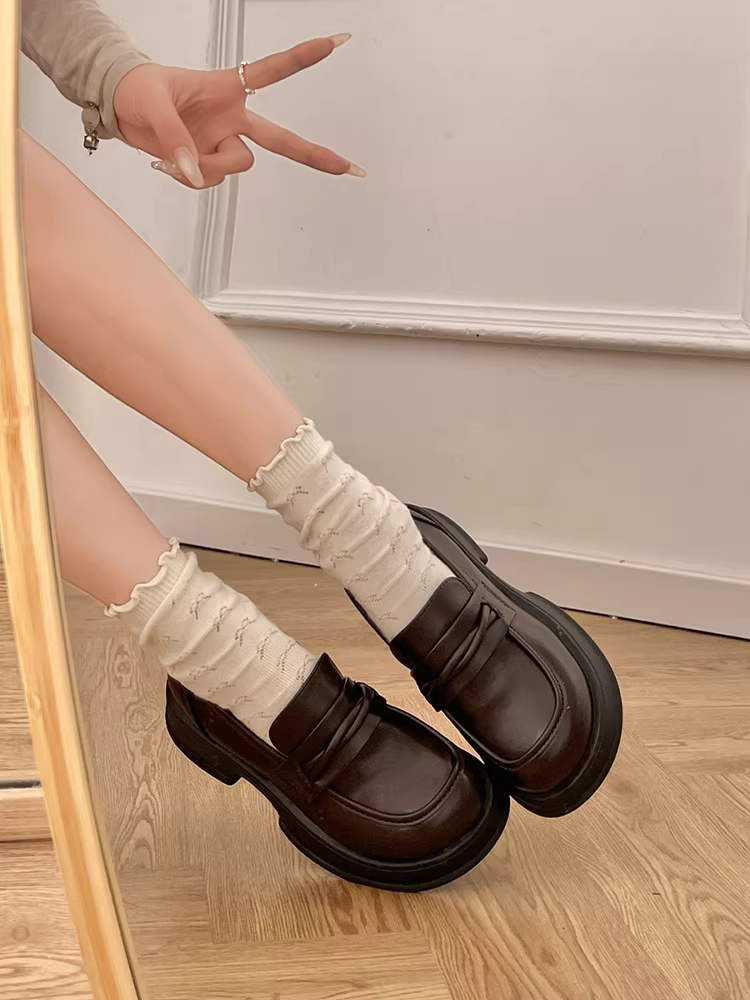 Giày da đế dày phong cách retro Anh quốc màu đen dành cho nữ, mẫu mới thu 2025, đa năng, tăng chiều cao, dễ phối với chân váy