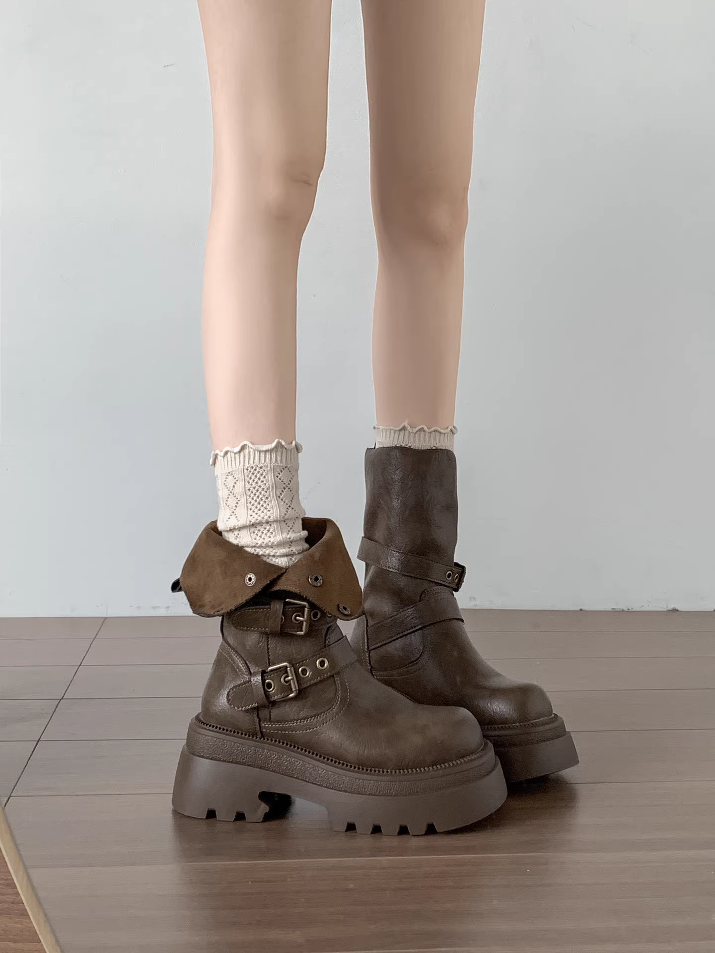 Giày bốt Martin đế xuồng chunky kiểu Anh đen dành cho nữ, kiểu dáng thu đông mới 2025, tăng chiều cao và tôn dáng, bốt ngắn dành cho phụ nữ nhỏ nhắn.