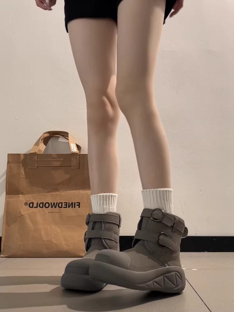 Giày bốt đi tuyết đế dày, lót lông cừu, dày dặn dành cho nữ, giày cotton chống trượt ngoài trời mùa đông mới năm 2025.