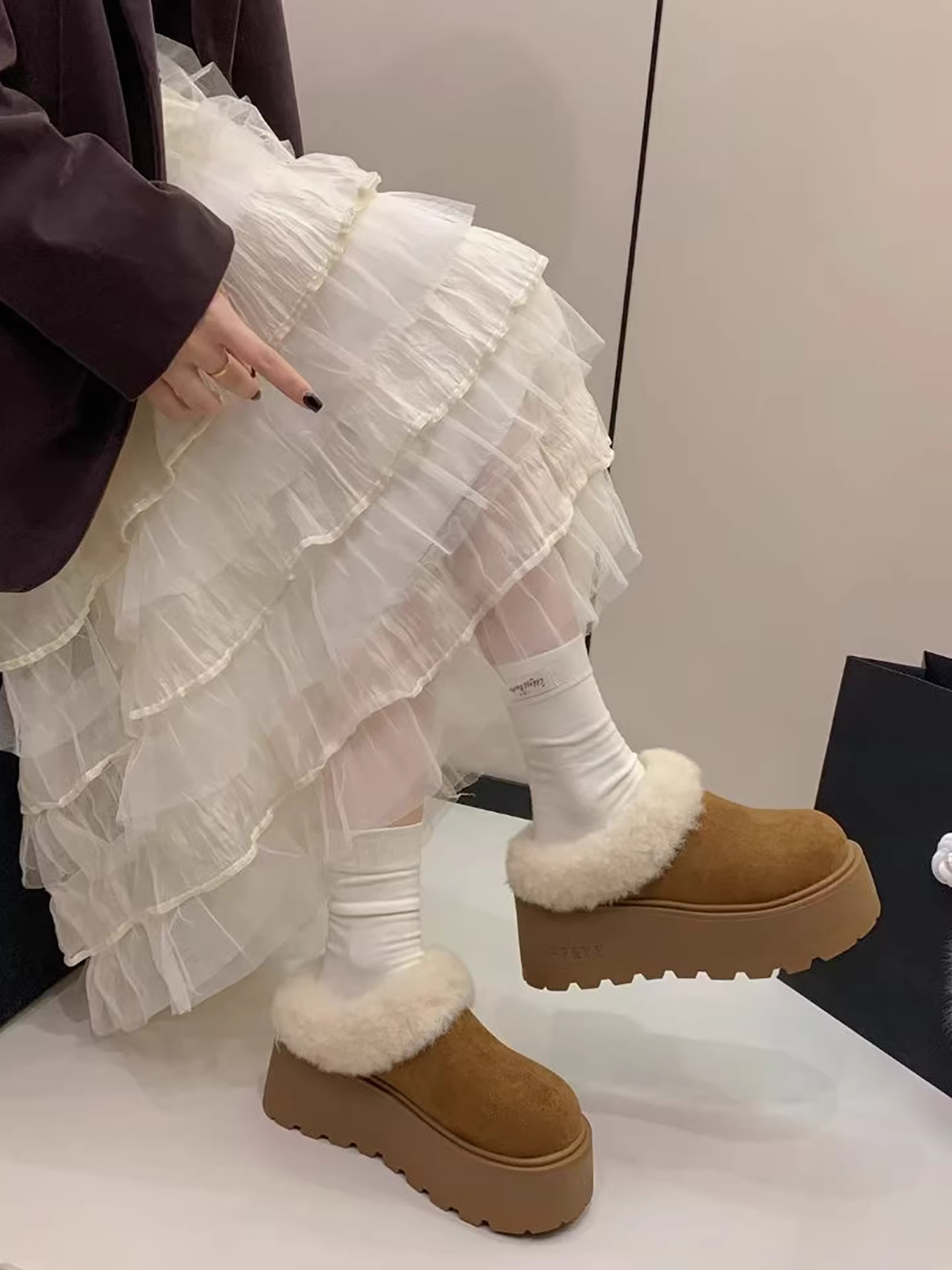 Dép đế dày chống trơn lót lông cừu dành cho nữ, mặc ngoài trời mùa đông, kiểu dáng cổ điển mới năm 2025, tăng chiều cao, dép bông ấm áp kiểu Birkenstock.