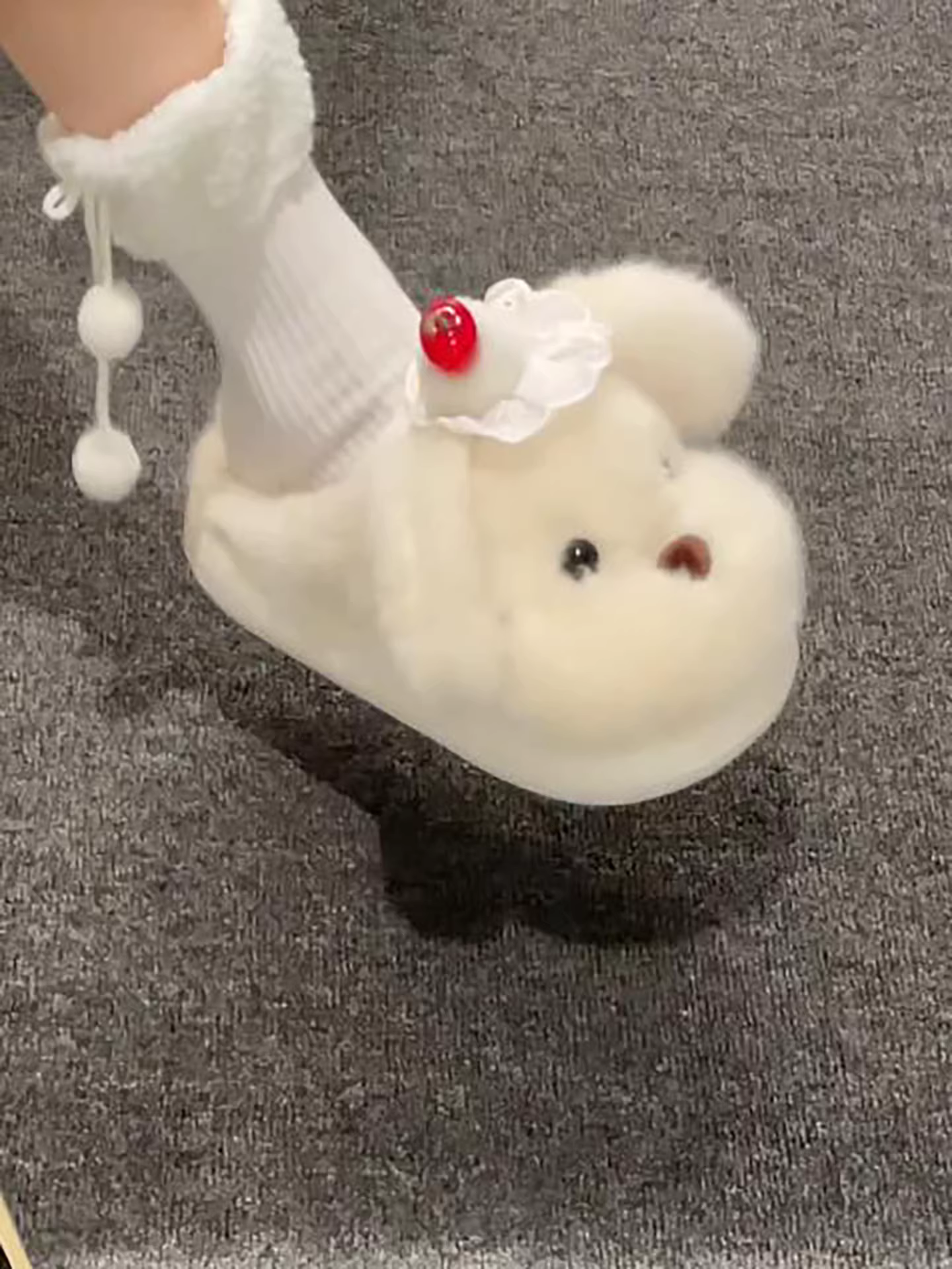 Đôi dép lông mềm đế dày hoạt hình dễ thương dành cho nữ đi ngoài trời, mẫu mới thu đông 2025, đế mềm, mũi kín.