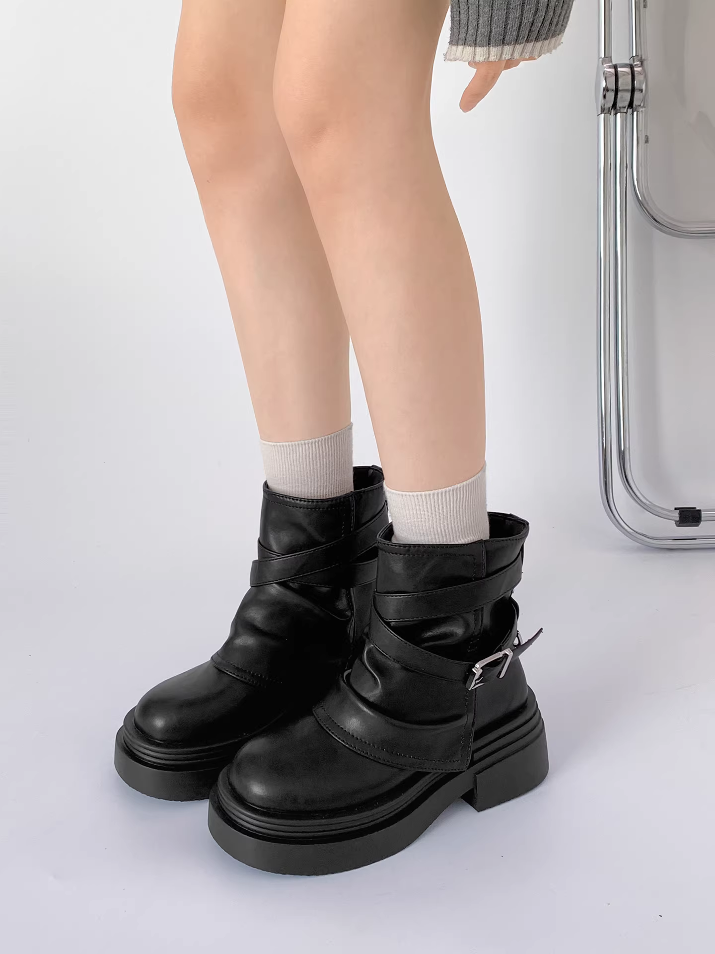 Giày bốt Martin đế dày màu đen kiểu Anh dành cho nữ, mẫu mới thu đông 2025, kiểu dáng cổ điển, đa năng, tôn dáng, ngắn.