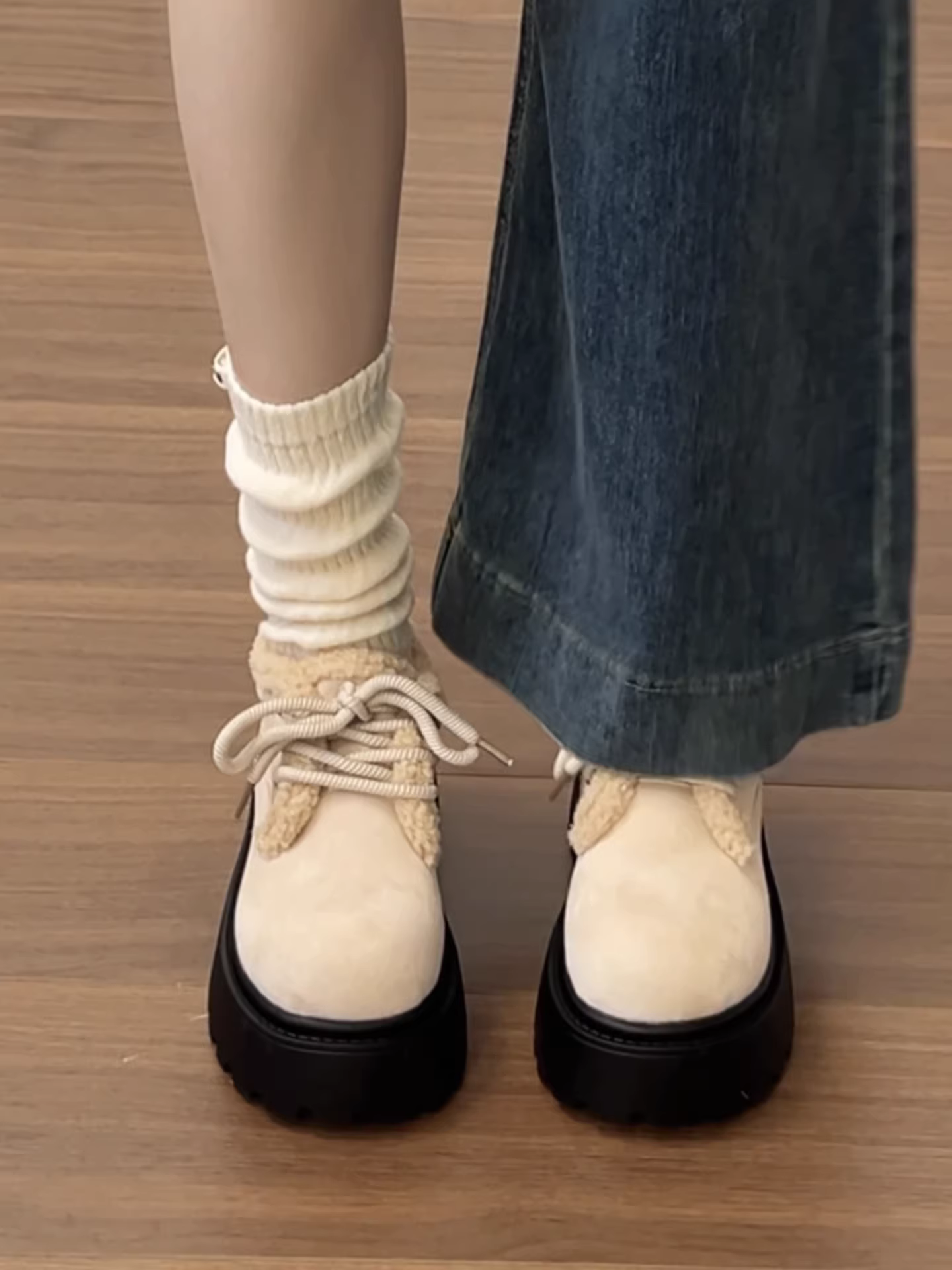 Giày cotton đế dày chống trượt lót lông cừu màu trắng dành cho nữ, mặc ngoài trời mùa đông, kiểu dáng mới 2025, giày da nhỏ cổ điển tăng chiều cao.