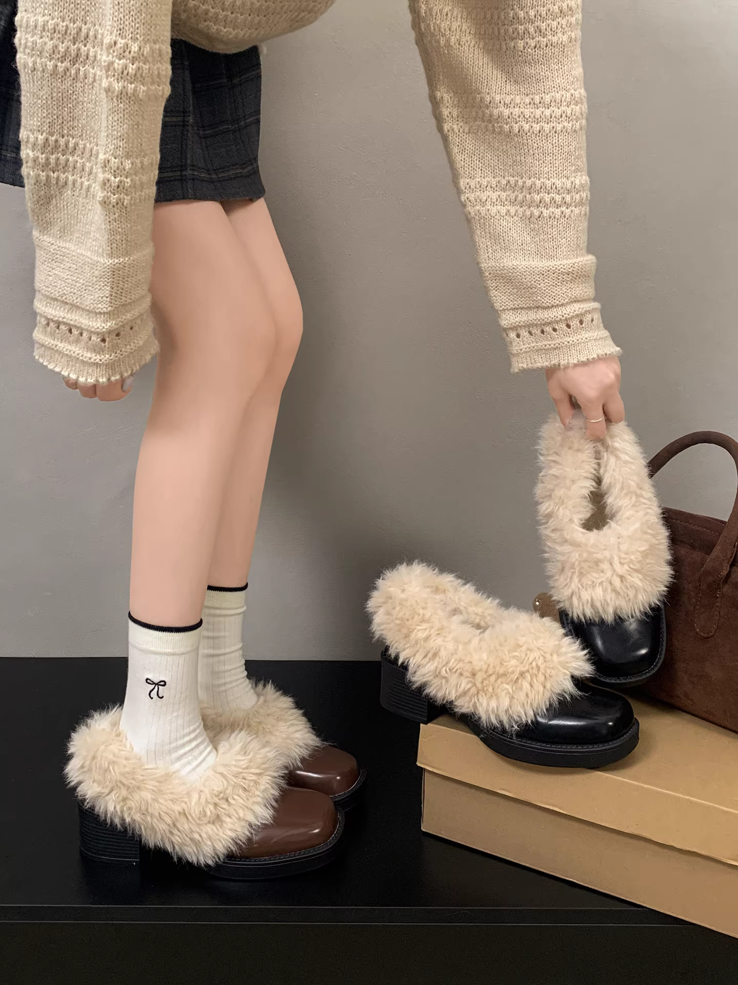 Giày da nữ đế dày kiểu Anh cổ điển màu đen, mùa thu đông 2025, lót lông giữ ấm, tăng chiều cao, gót cao