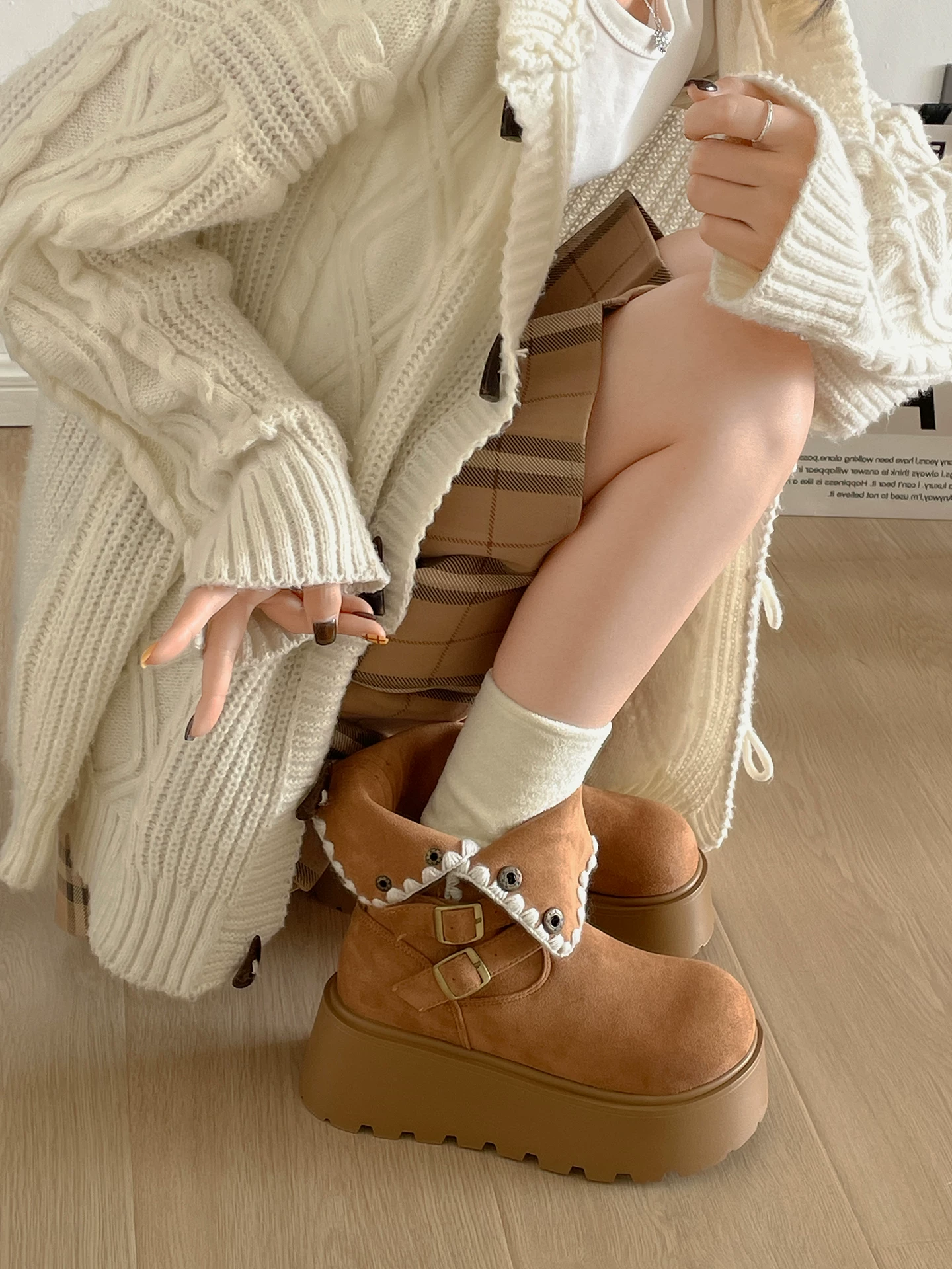 Giày bốt đế dày cổ điển màu trắng dành cho nữ, kiểu thu đông 2025 mới, phối cùng chân váy giúp trông thon gọn và cao hơn, kiểu bốt ngắn phong cách Birkenstock.