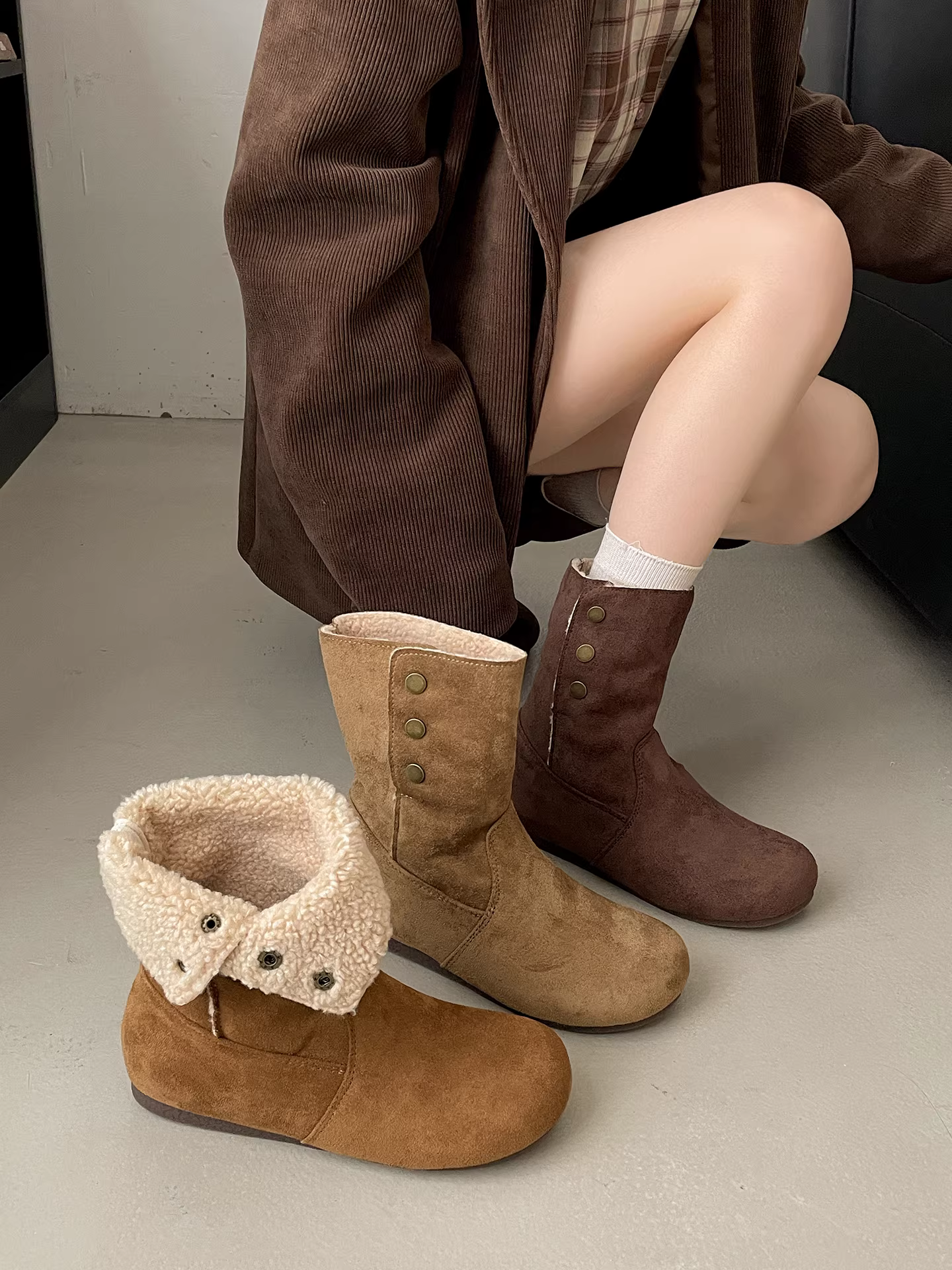 Giày bốt nữ đế dày lót lông cừu kiểu retro Maillard màu kaki, mùa đông 2025 mới, ấm áp và dày dặn, kiểu Birkenstock cổ ngắn