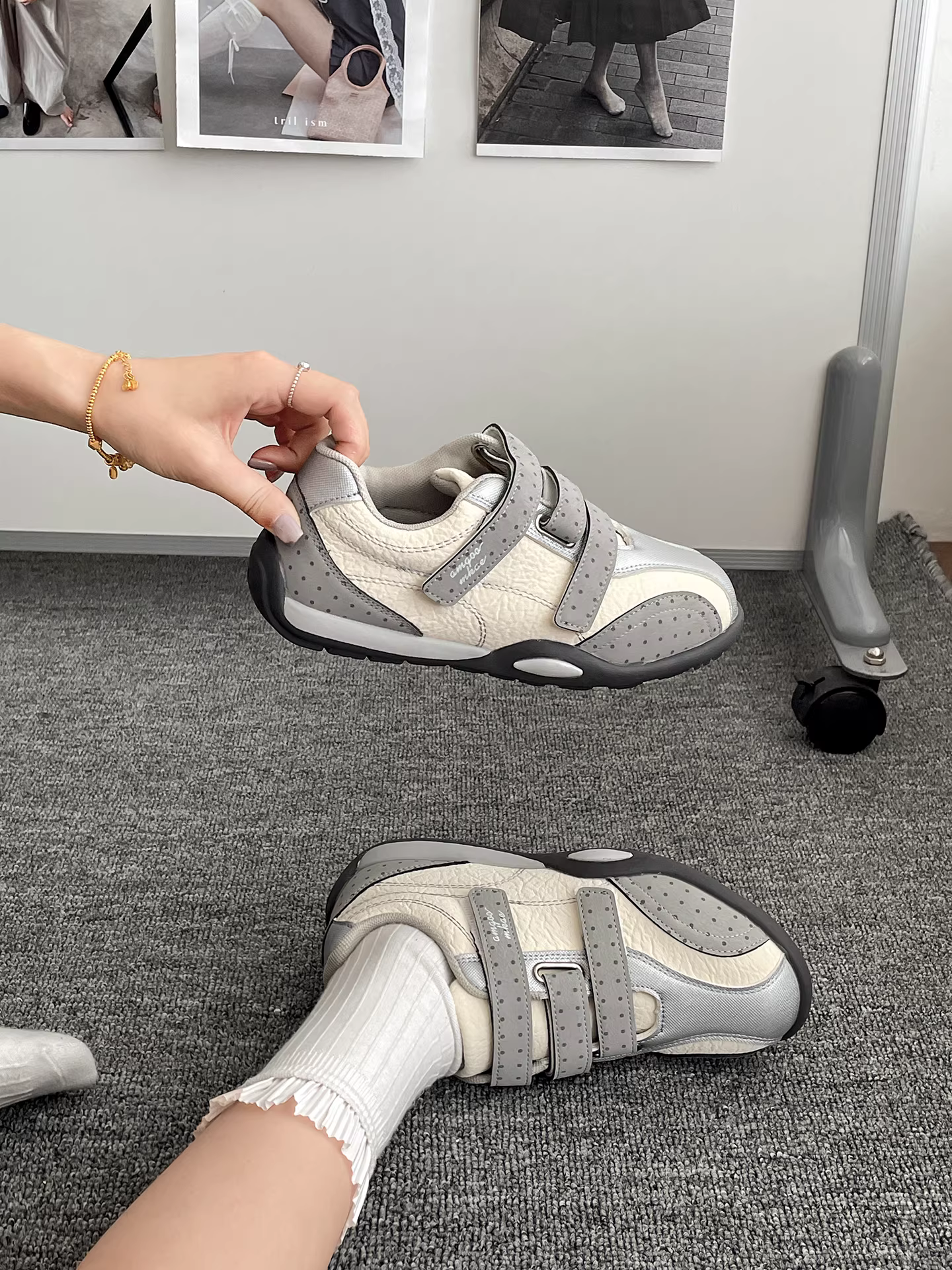 Giày thể thao nữ đế dày kiểu retro màu trắng, khóa dán, mẫu mới thu đông 2025, đa năng, phong cách Forrest Gump.