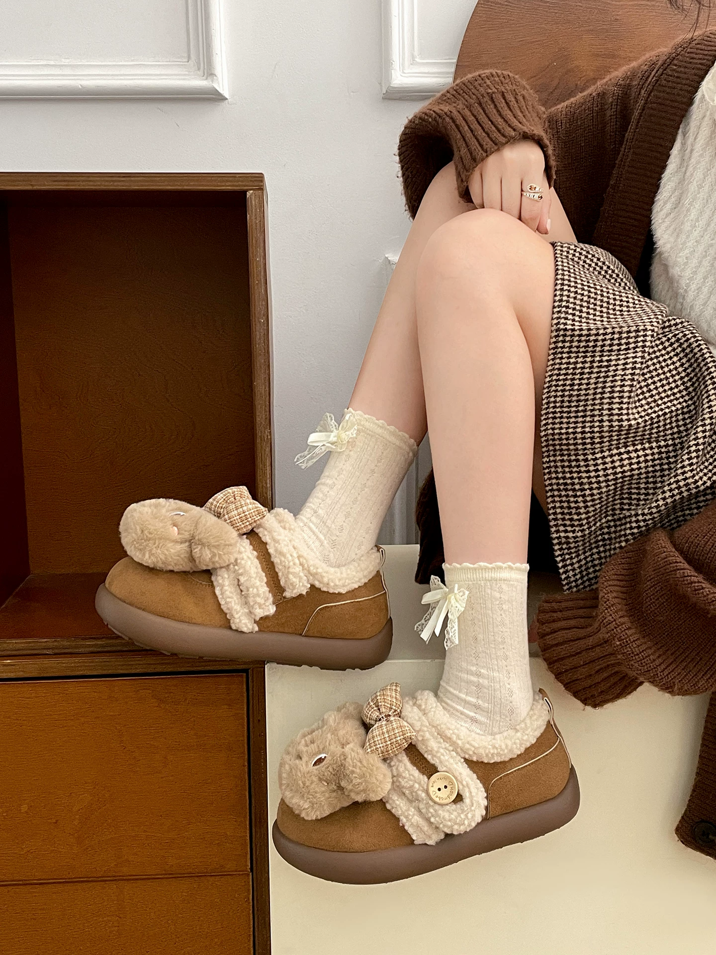 Giày bông tuyết đế dày hoạt hình dễ thương dành cho nữ nhỏ nhắn, kiểu mới mùa đông 2025, giữ ấm khi đi ngoài trời, giày Birkenstock lông xù.