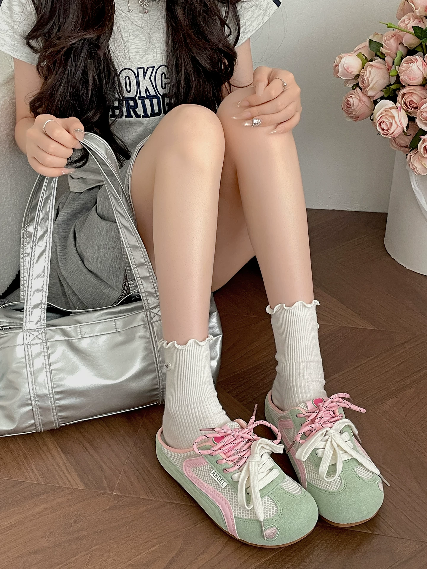 Dép nữ kiểu Pháp chống trơn, đế bằng, mũi kín, nổi tiếng trên mạng, mẫu mới mùa thu 2025, màu đỏ cổ điển, kiểu Birkenstock nửa dép.