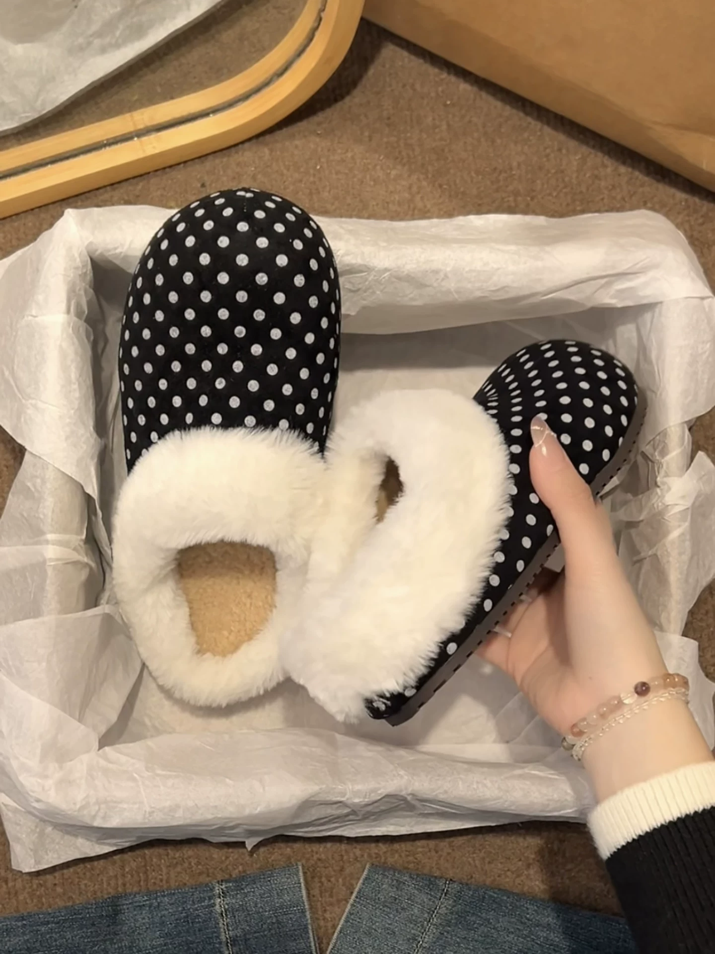 Dép bông dày đế dày kiểu cổ điển màu trắng dành cho nữ, thích hợp để mang ngoài trời, dép bông giữ ấm kiểu Birkenstock dày dặn mới mùa đông 2025.