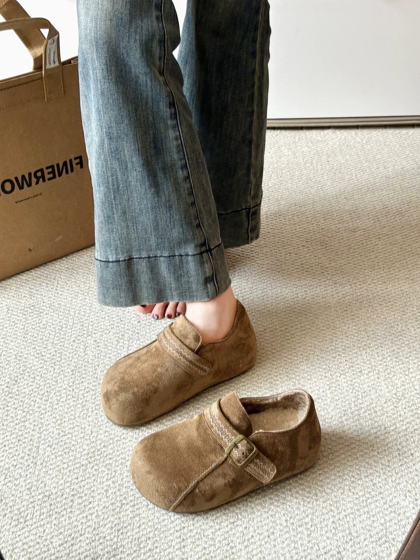 Giày Birkenstock đế bằng kiểu cổ điển Nam Trung Quốc dành cho nữ 2025, mẫu mới thu đông, đi ngoài trời, có lớp lót lông cừu giữ ấm.