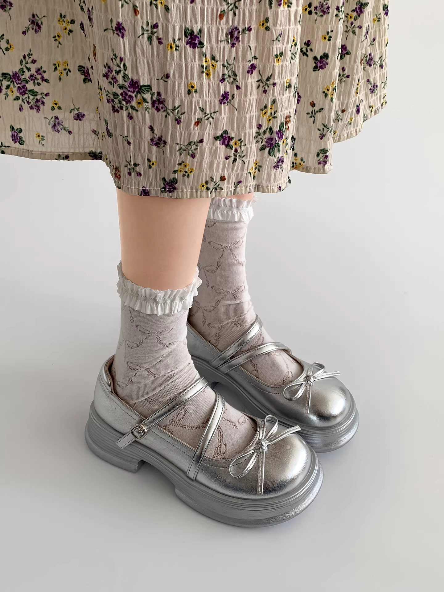 Giày da nữ đế dày phong cách retro Anh quốc cao cấp màu bạc, kiểu dáng mùa thu mới 2025, phối chân váy, kiểu Mary Jane