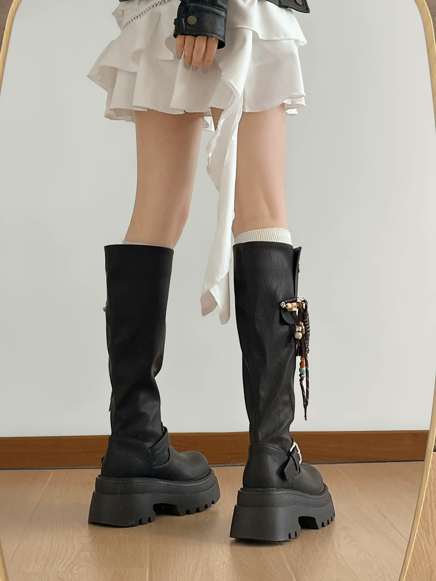 Giày bốt nữ cao đến đầu gối đế xuồng chunky màu đen, kiểu dáng mới thu đông 2025, tôn dáng, tăng chiều cao, phong cách retro, kiểu dáng đi xe.