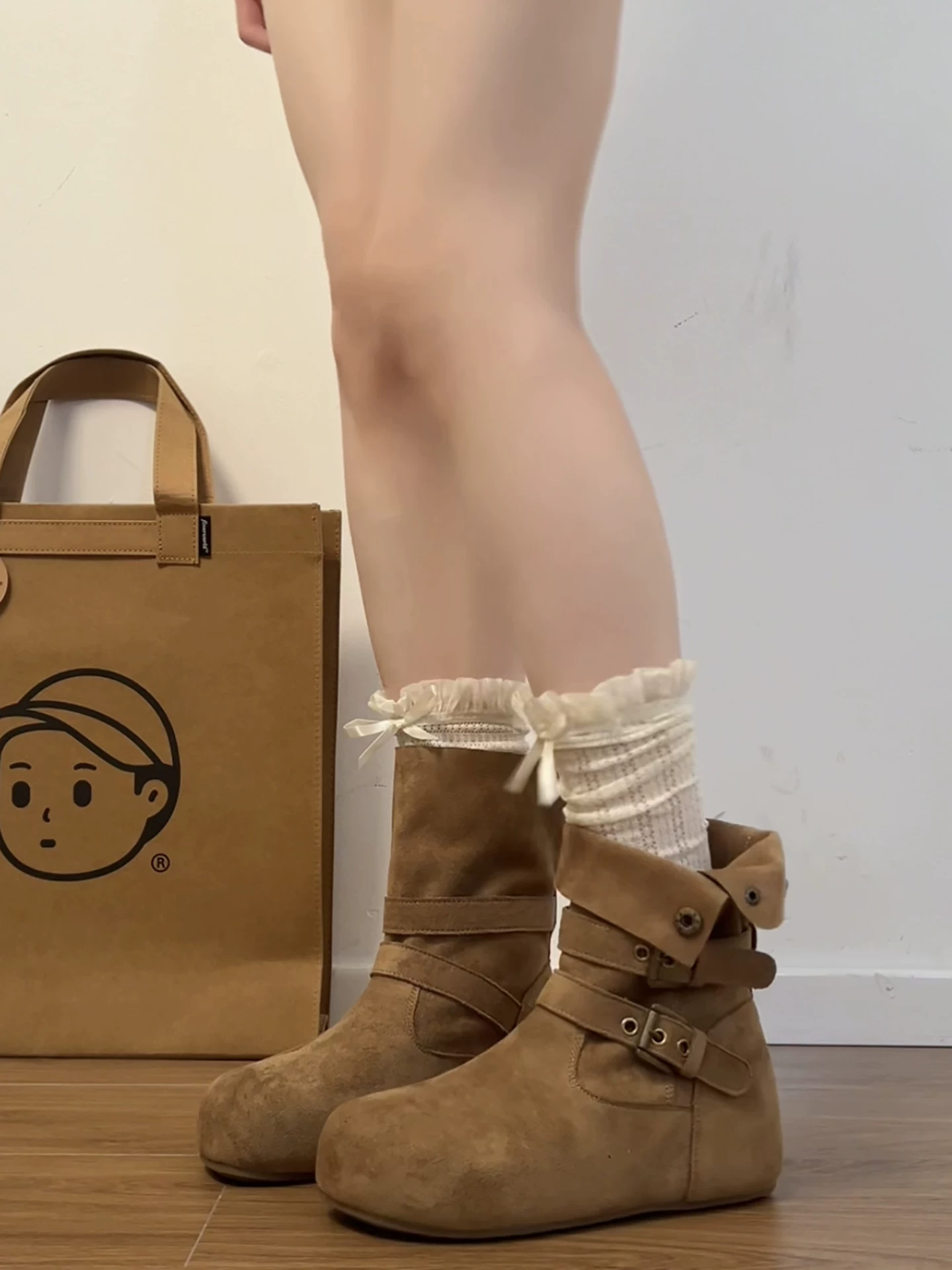 Giày bốt đế dày tăng chiều cao, lót lông cừu kiểu retro dành cho nữ, phong cách thu đông 2025 mới, phối cùng chân váy để trông thon gọn hơn, kiểu bốt ngắn phong cách Birkenstock.