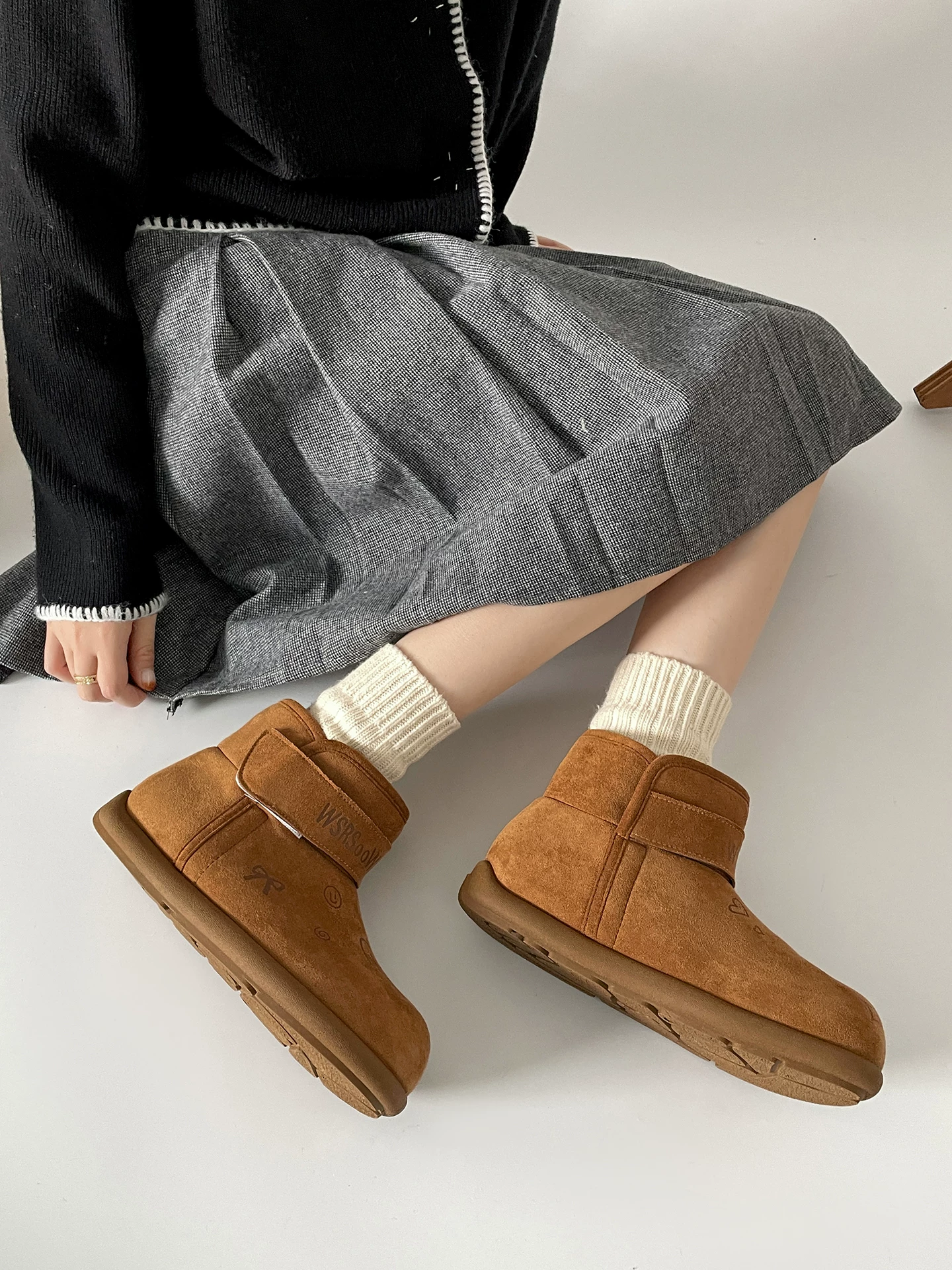 Giày bốt đi tuyết lót lông cừu, dày dặn, ấm áp, chống trơn trượt, đế dày dành cho nữ, trang phục mùa đông mới 2025, giày cotton cổ điển Đông Bắc.