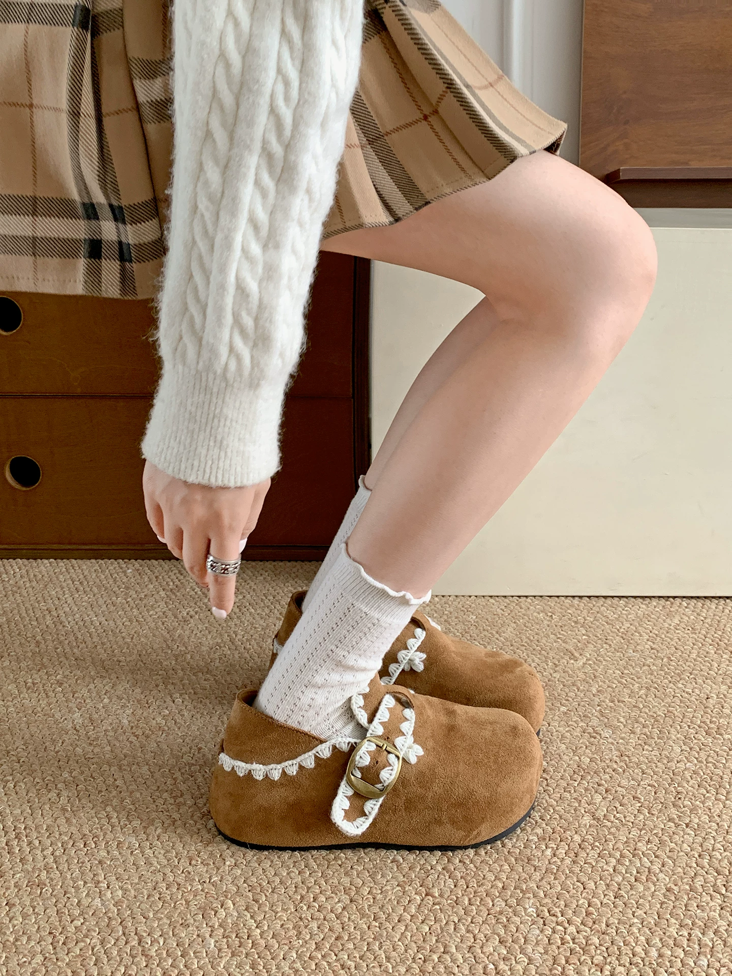 Giày Birkenstock kiểu Pháp màu nâu cổ điển dành cho nữ, mùa thu đông 2025, kiểu dáng ấm áp, lót lông cừu, chất liệu cotton.