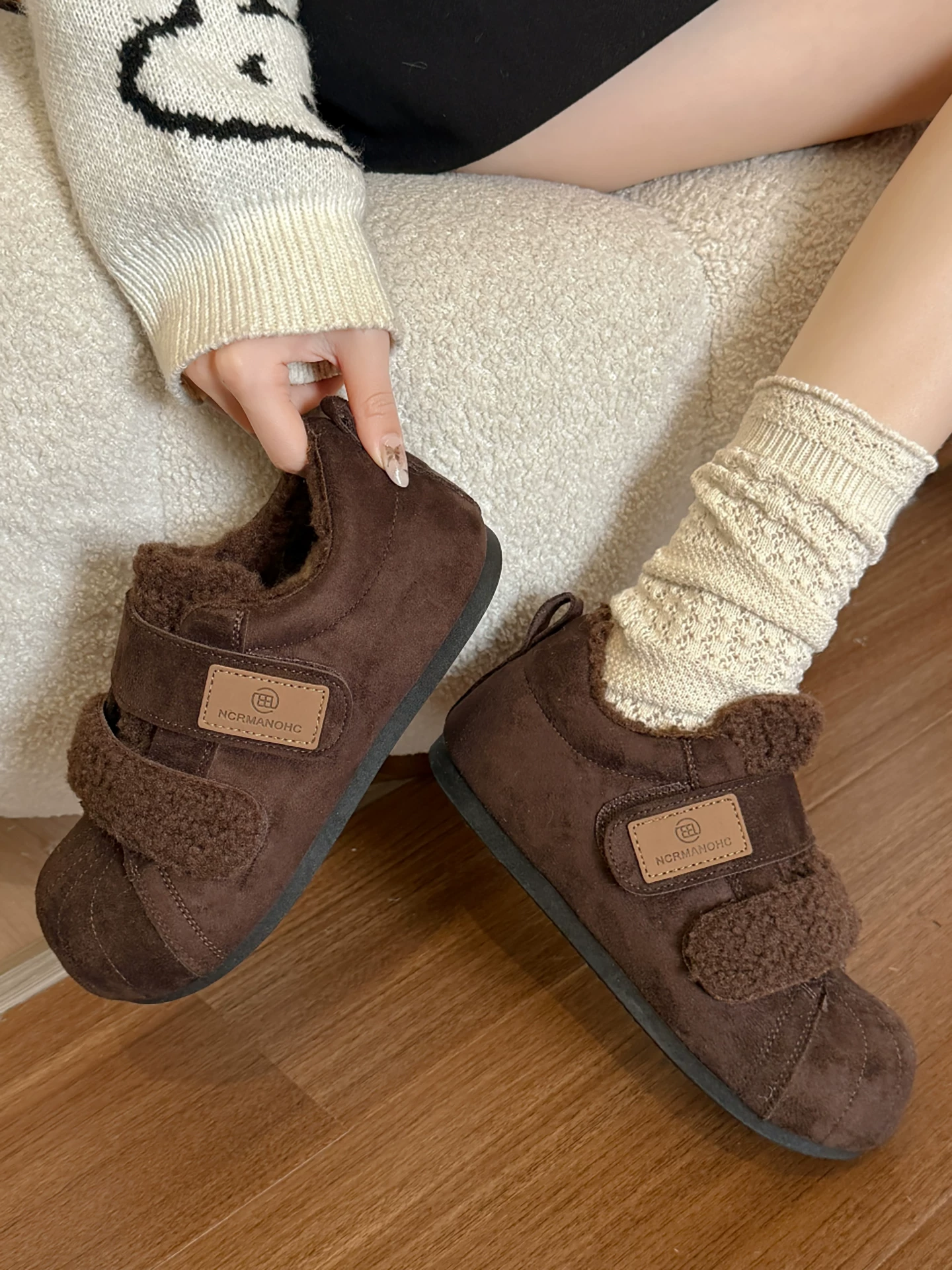 Giày bông tuyết đế dày lót lông cừu kiểu cổ điển dành cho nữ, mùa đông 2025 kiểu mới, đi ngoài trời, giày tập Đức ấm áp lông xù.