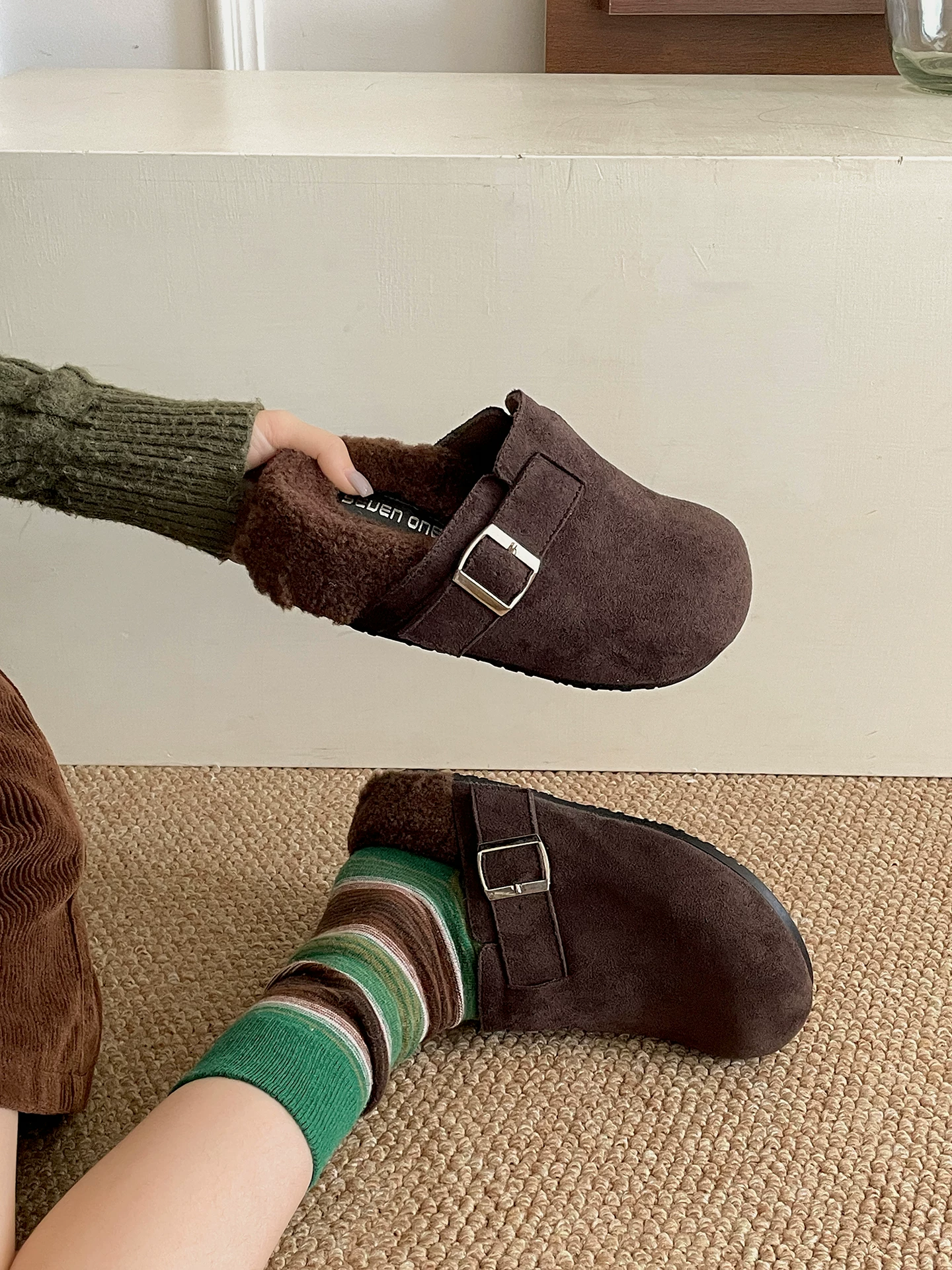 Giày Birkenstock đế dày kiểu retro màu trắng, tăng chiều cao, lót lông mềm mại, kiểu nửa dép, dành cho nữ, mẫu mới thu đông 2025, giữ ấm, mũi kín, chất liệu cotton.