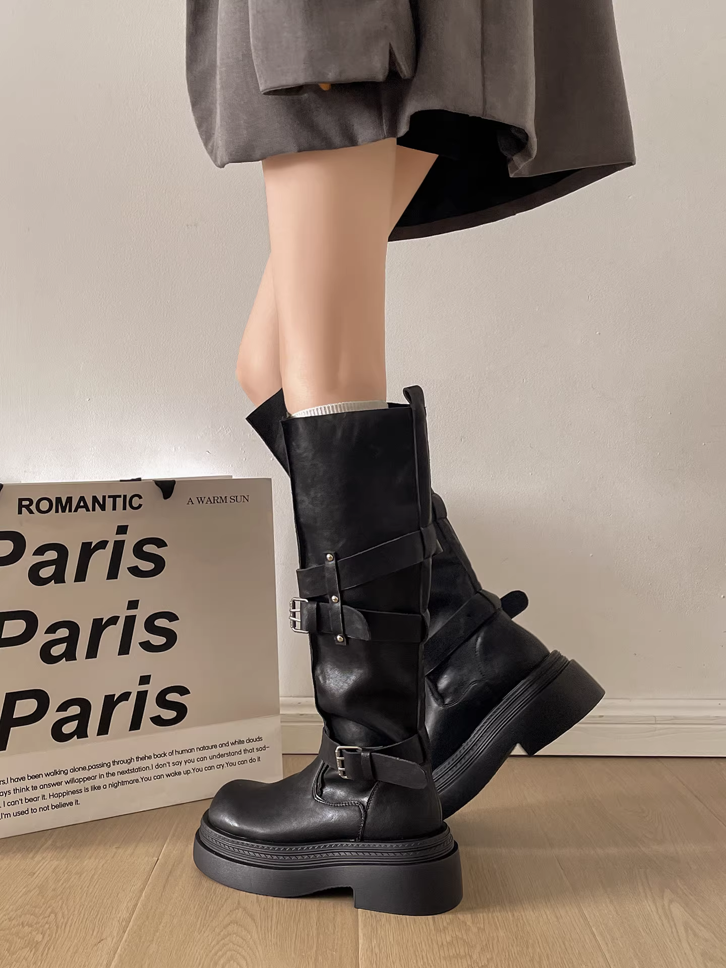 Giày bốt đế dày kiểu Anh đen dành cho nữ, bốt dài, kiểu thu đông mới 2025, phối cùng váy, tăng chiều cao và thon gọn dáng người.
