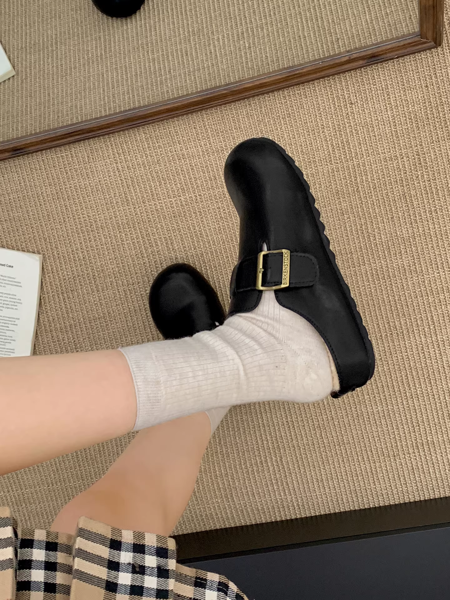 Giày Birkenstock nữ đế dày chống trơn kiểu retro màu nâu, kiểu nửa dép, mùa thu mới 2025, đa năng, đế mềm, kiểu cổ điển, mũi kín