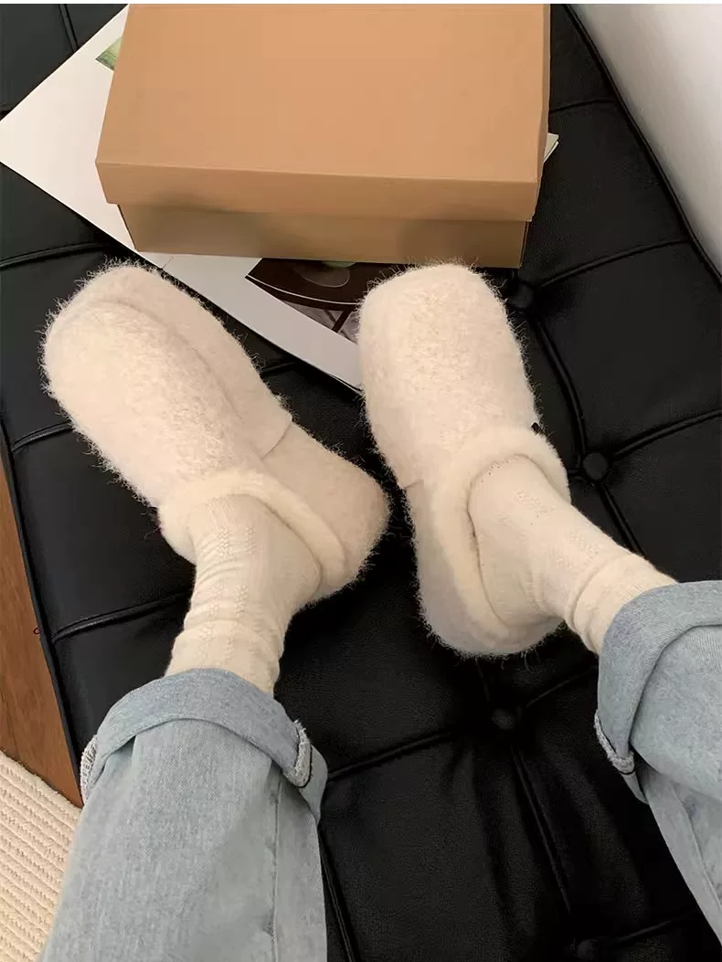 Dép lông nền trắng dành cho nữ, thích hợp để mang ngoài trời, kiểu dáng thu đông mới 2025, dép bông mũi kín kiểu Birkenstock nhỏ nhắn.