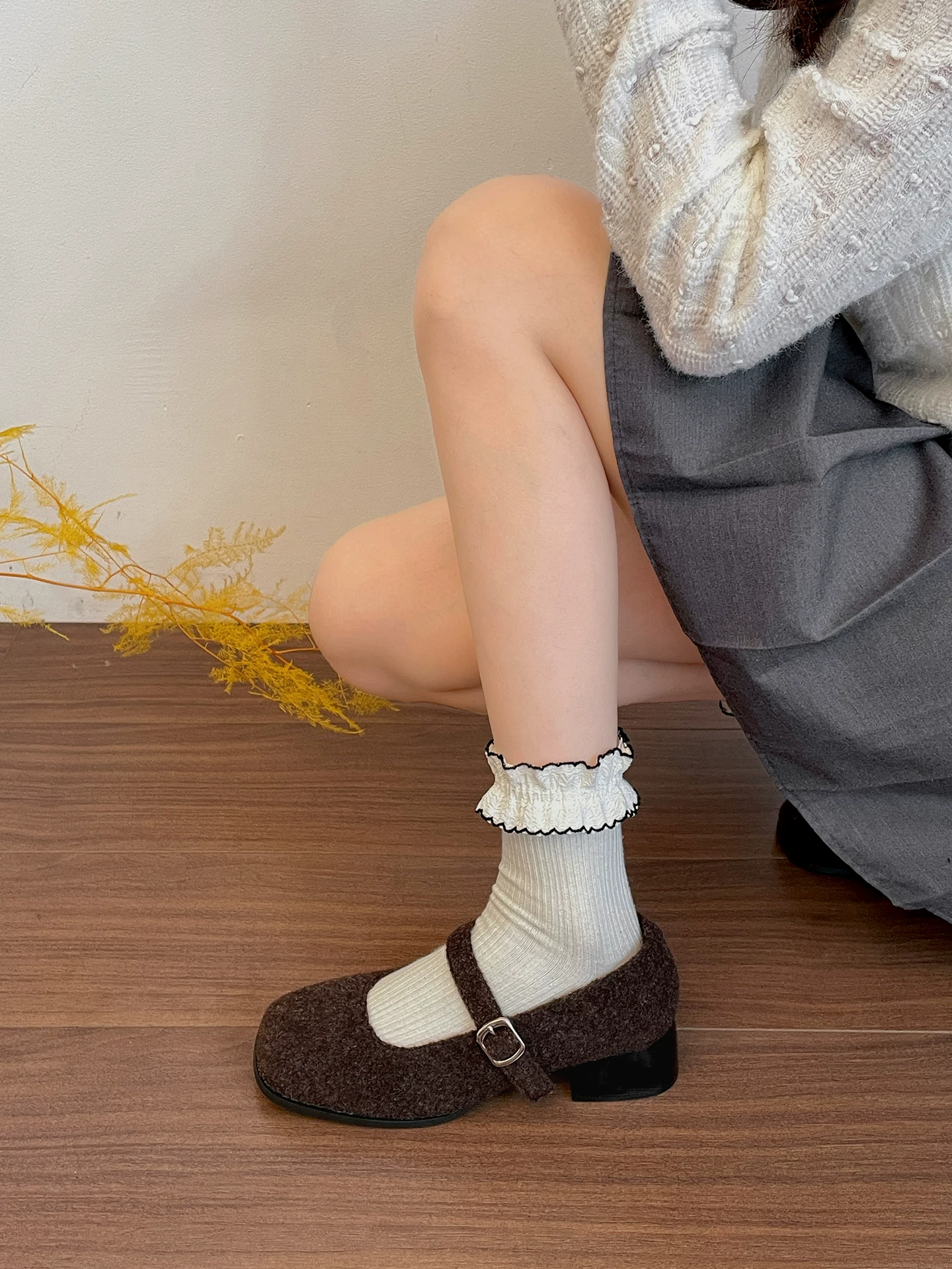 Giày lông tăng chiều cao kiểu retro màu đen dành cho nữ, áo khoác ngoài mùa đông, giày Mary Jane đế thô mũi tròn lót lông cừu đa năng mới năm 2025.