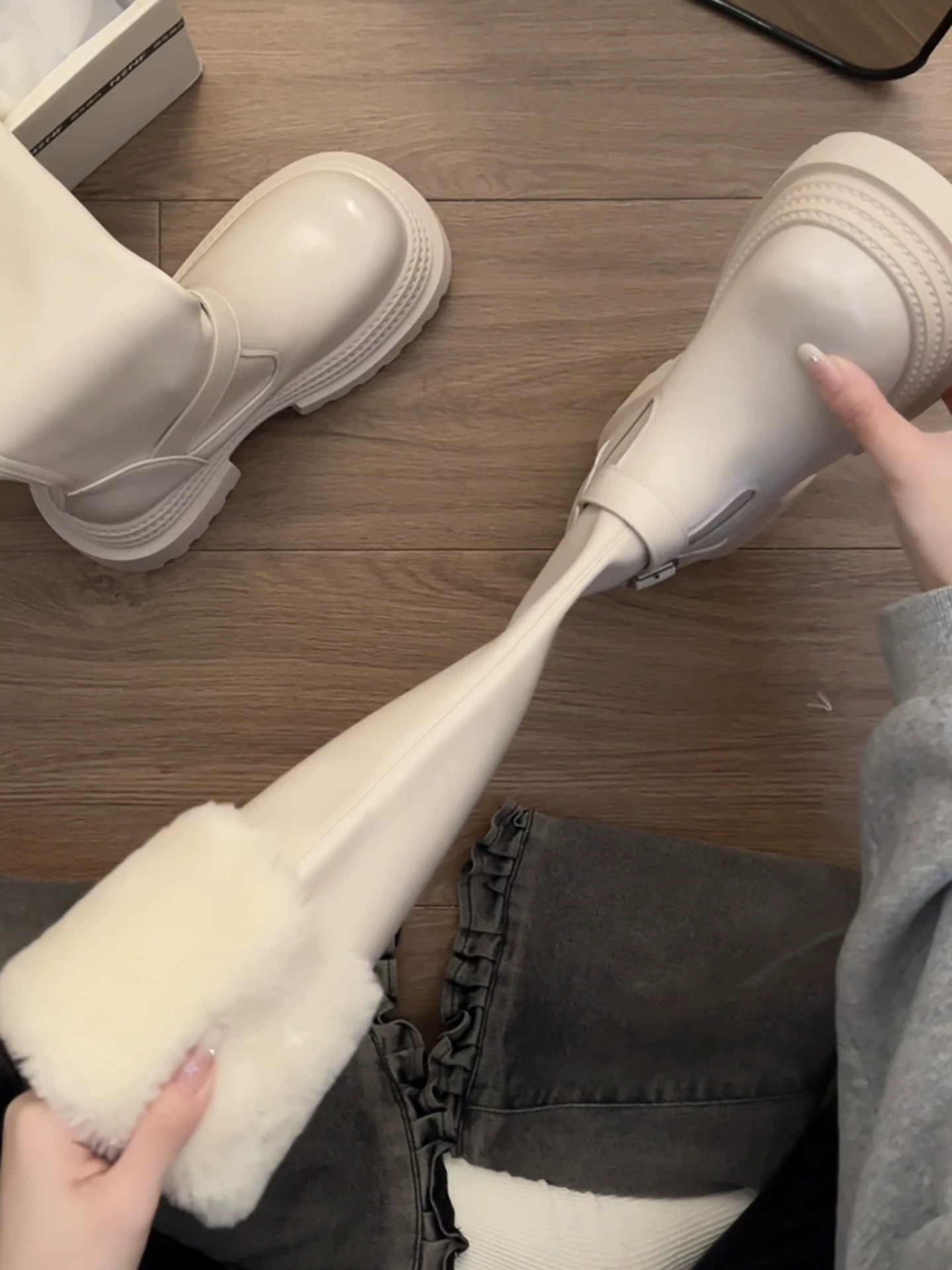 Giày bốt đi tuyết đế dày lót lông phong cách Anh màu trắng dành cho nữ, giày cotton lông chống trượt tăng chiều cao mùa đông mới năm 2025.