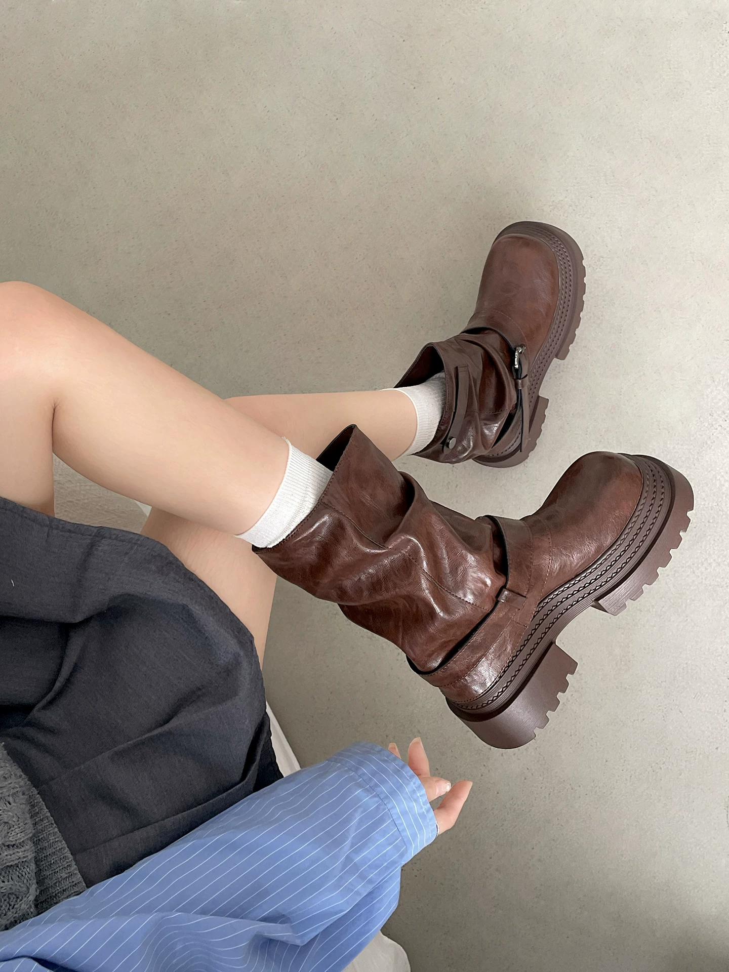 Giày bốt Martin đế dày tăng chiều cao kiểu Anh đen dành cho phụ nữ nhỏ nhắn, mẫu mới thu đông 2025, kiểu cổ điển.